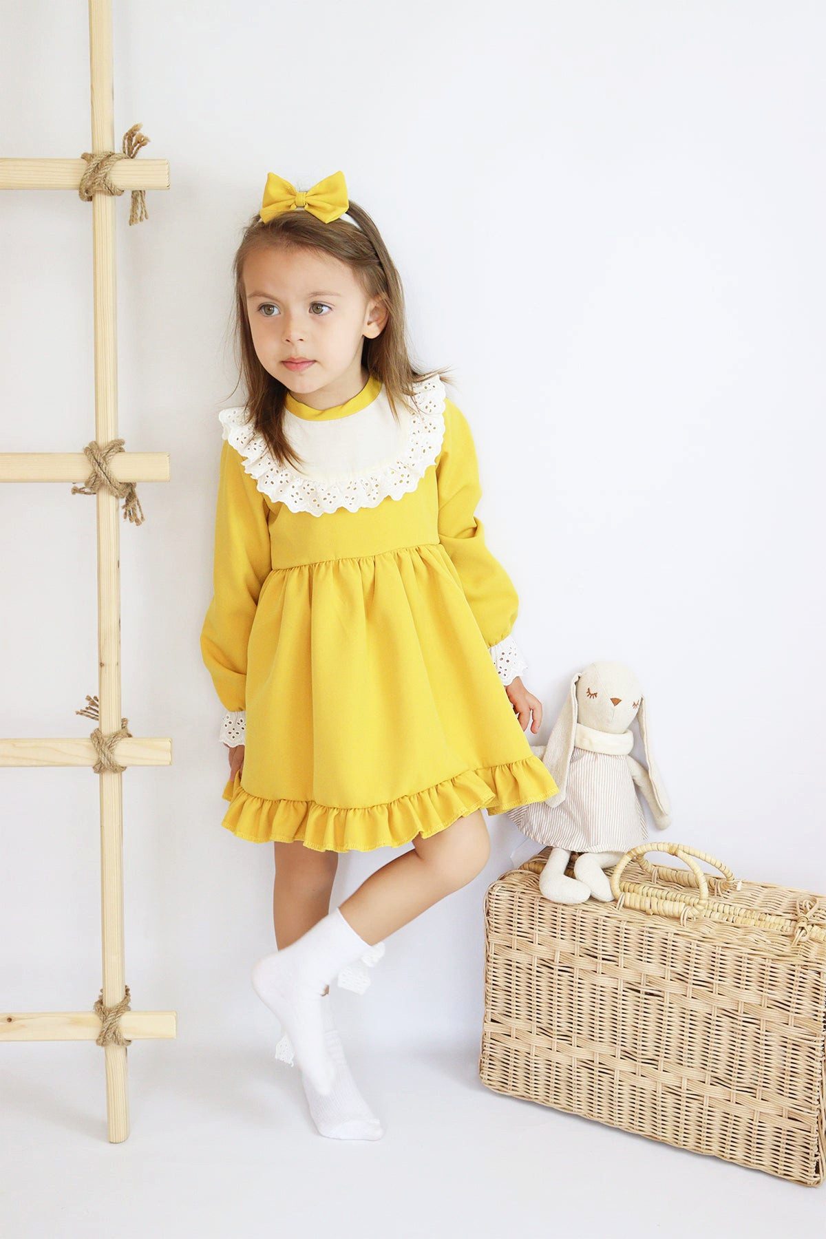 Parla Kids Kleid & Haarband Gelbes Kleid langärmelig mit Rüschensaum Spitzendetails und Haarband