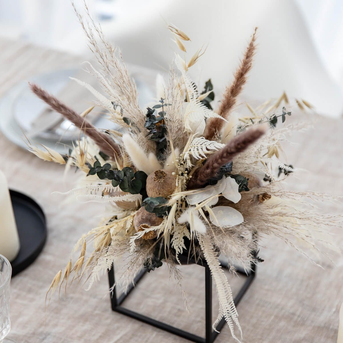 Trockenblume Boho-Chic: Trockenblumengesteck mit Pampasgras und Eukalyptus Pampasgras, Eukalyptus, Farn, Mohnkapseln, Avena/Hafer, Distel, Lagurus, LYKKE & You – Bild 4 von 5