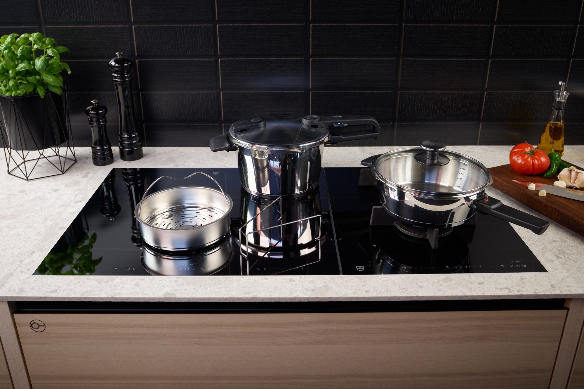 Fissler Schnellkochtopf Vitaquick® Edition, Edelstahl 18/10 (Set, 6-tlg., je 1 Topf 4,5 + 2,5 Liter, 1 Deckel, 1 Zusatz-Glasdeckel + Zubehör), Made in Germany, mit gelochtem Einsatz