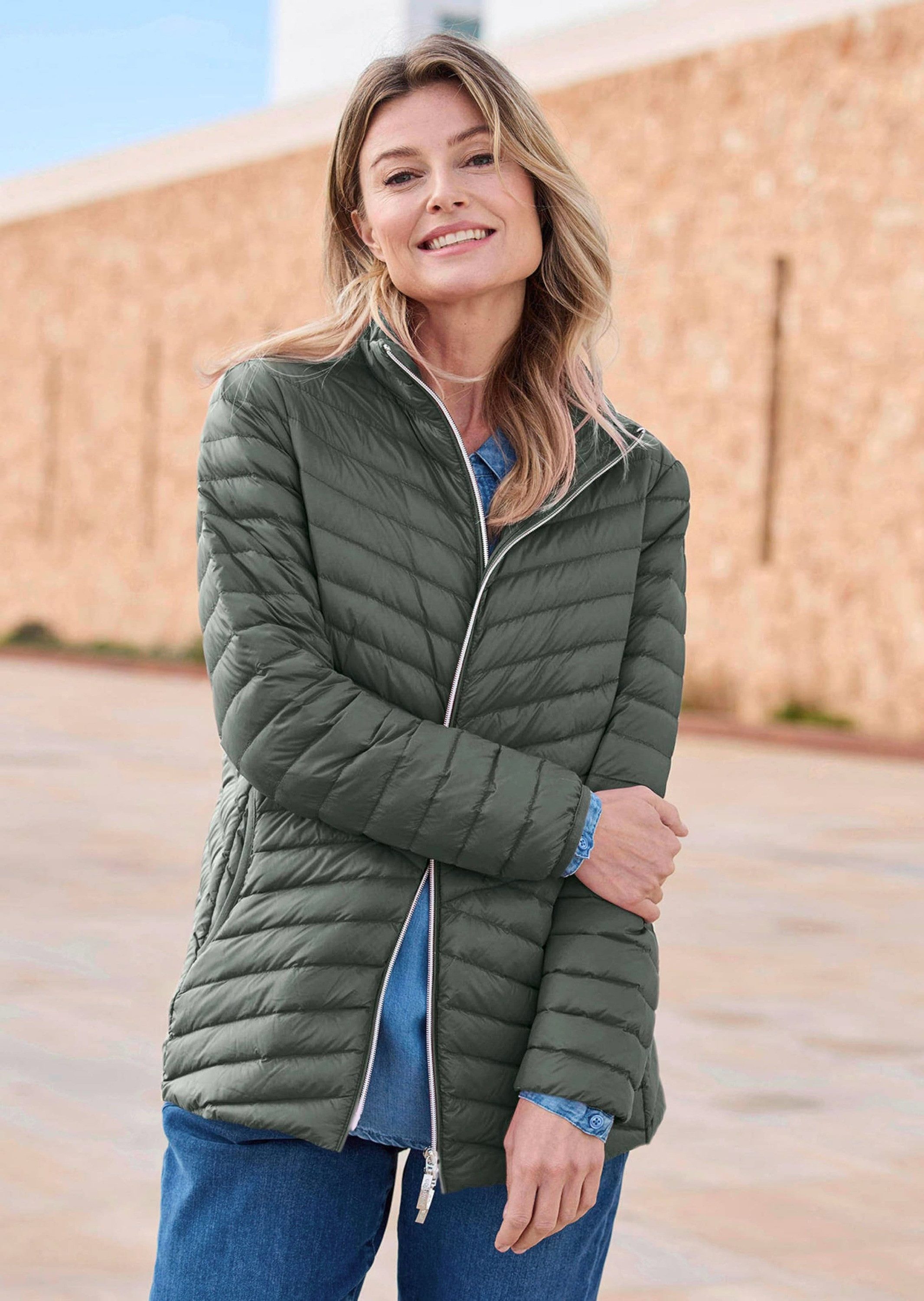 GOLDNER Steppjacke Kurzgröße: Herbstjacke mit Daunen, Stehkragen Verlängerte Jacke in femininer Steppung mit Reißverschluss