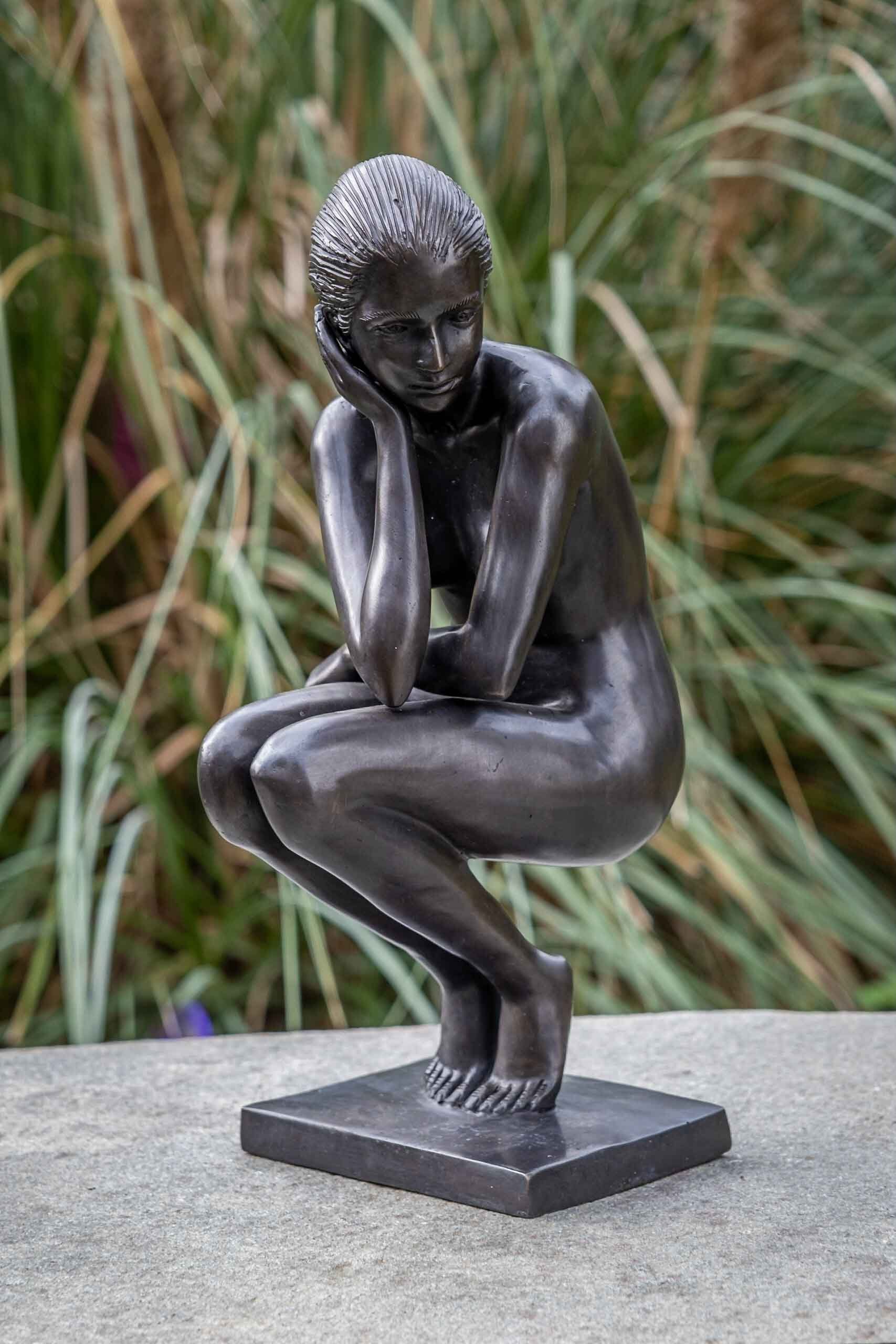 IDYL Gartenfigur IDYL Bronze-Skulptur Eine Langlebig von Modelle robust – werden und patiniert. Frost, gegen – Bronze witterungsbeständig gegossen UV-Strahlung. Hand sehr Regen in hockende in und Die – Frau, Wachsausschmelzverfahren Bronze