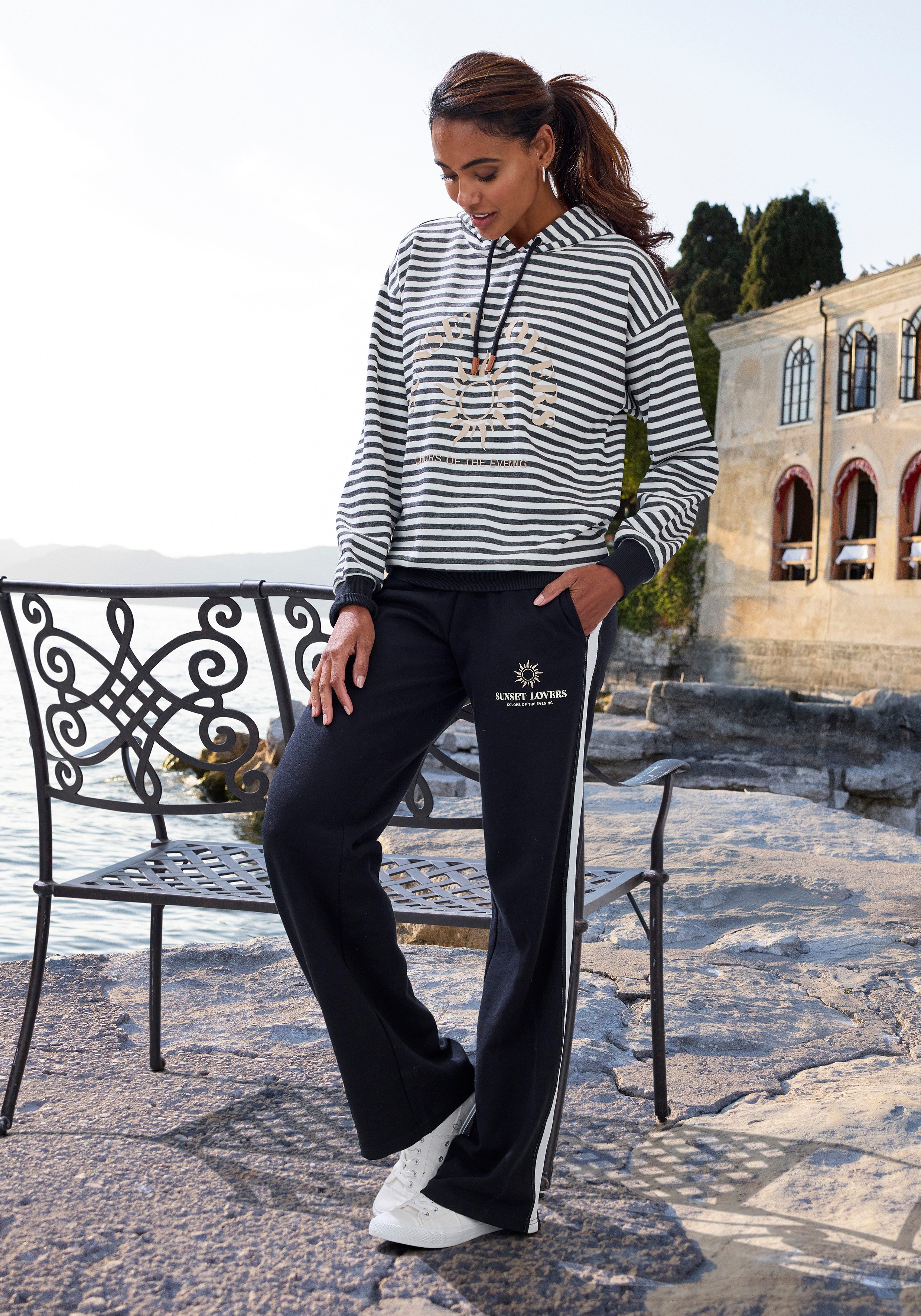 H.I.S Kapuzenpullover im Streifenlook mit großen Print, Loungewear