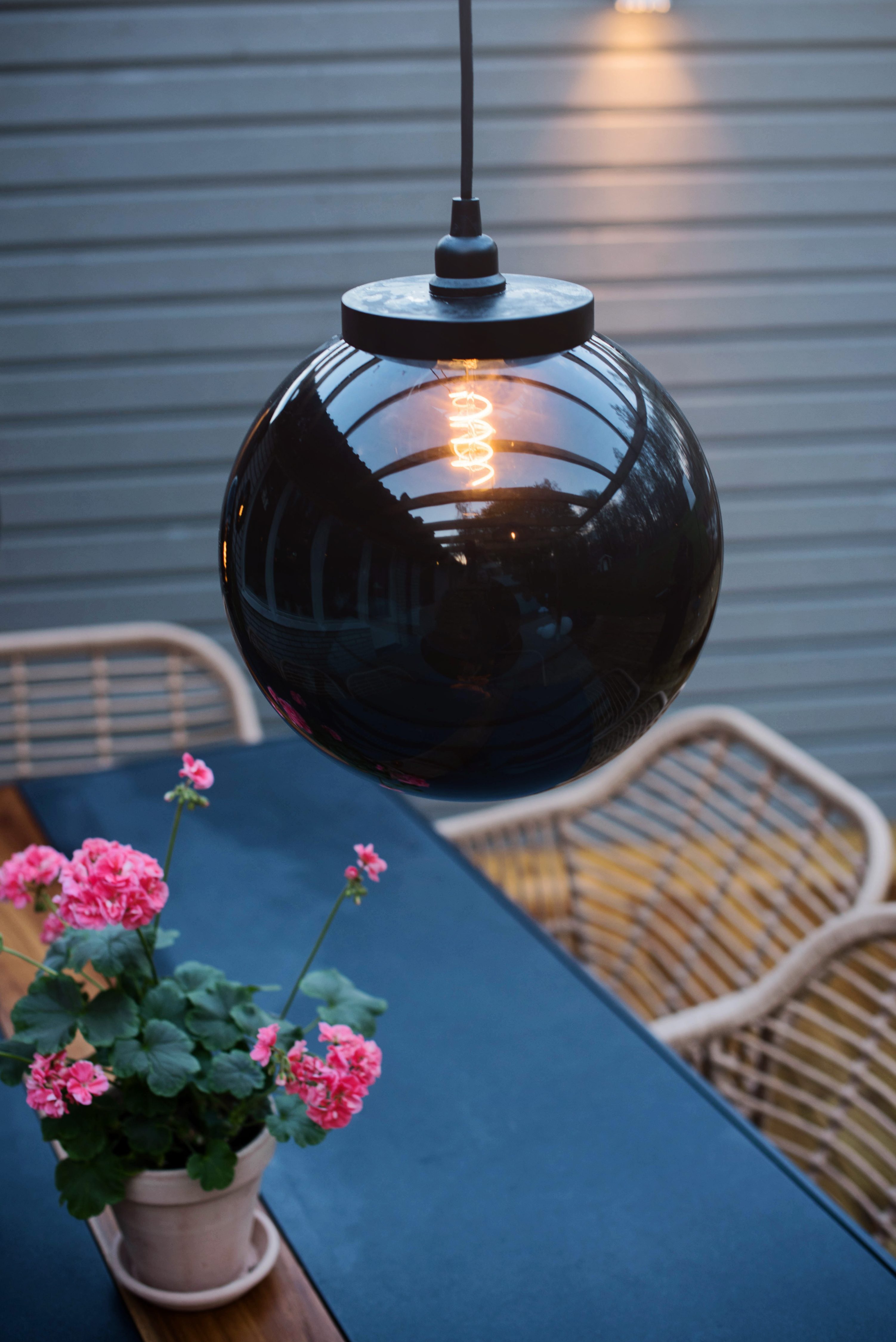 STAR TRADING Außen-Stehlampe Lampenschirm Orby, Leuchtmittel wechselbar, Acryl-Kugelschirm, rauchtransparent, E27-geeignet, 30cm Durchmesser