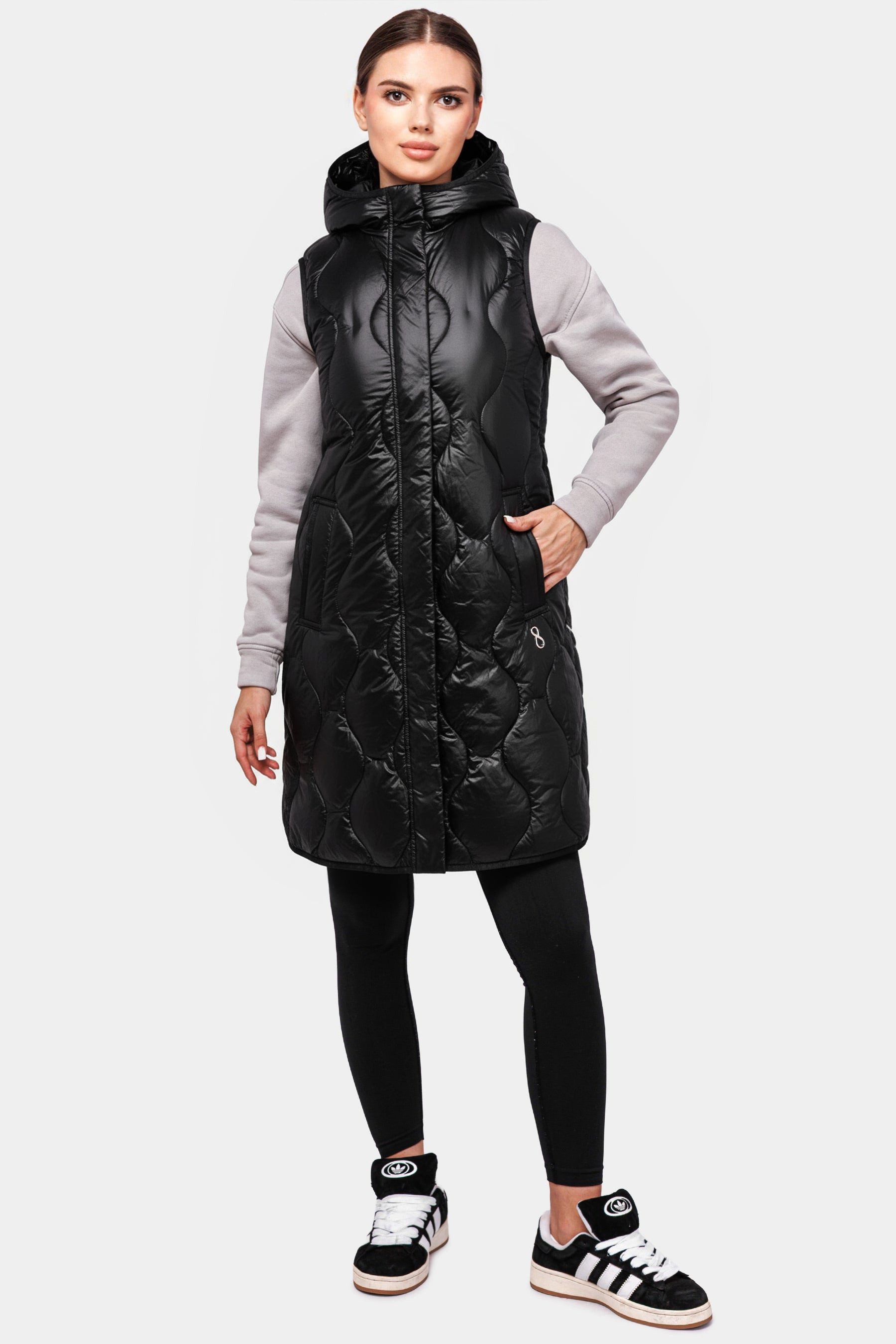 Travel 8 Daunenjacke Elegante Damen Daunenweste mit Wellensteppung in Schwarz