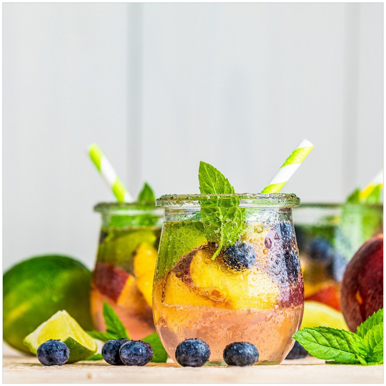 Wallario Möbelfolie Erfrischender Eistee mit Pfirsichen und Blaubeeren