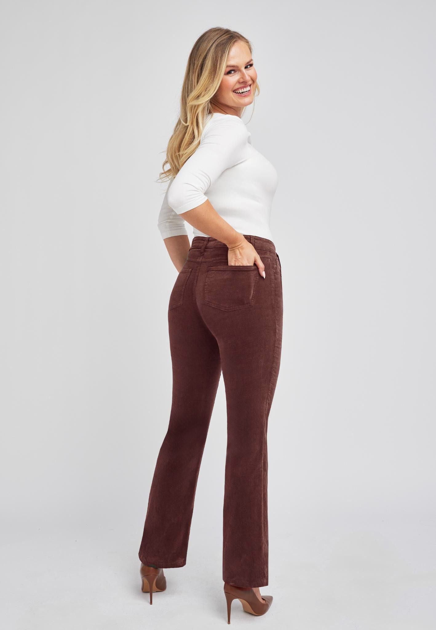 wonderjeans Bootcut-Jeans Figurbetonte Form mit leicht ausgestelltem Bein