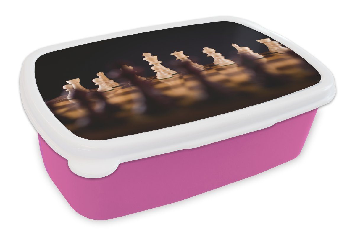 MuchoWow Lunchbox Ein Schachspiel vor schwarzem Hintergrund, Kunststoff, (2-tlg), Brotbox für Erwachsene, Brotdose Kinder, Snackbox, Mädchen, Kunststoff rosa