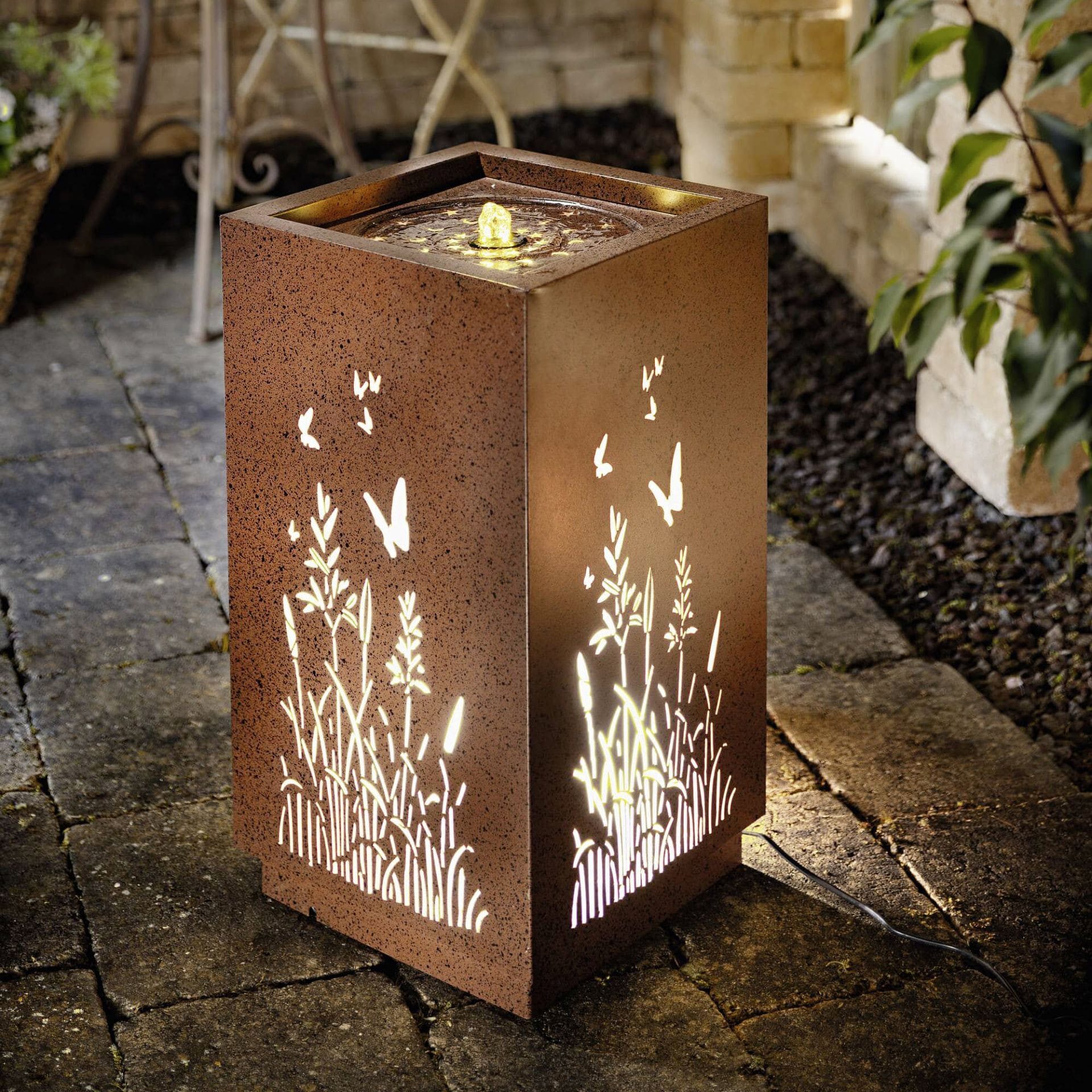 Frank Flechtwaren Gartenbrunnen "Blumenwiese" Outdoor Brunnen, Metall mit Rost Finish, LED Beleuchtung, Springbrunnen 30x30x55cm, Zierbrunnen, Dekobrunnen, Standbrunnen