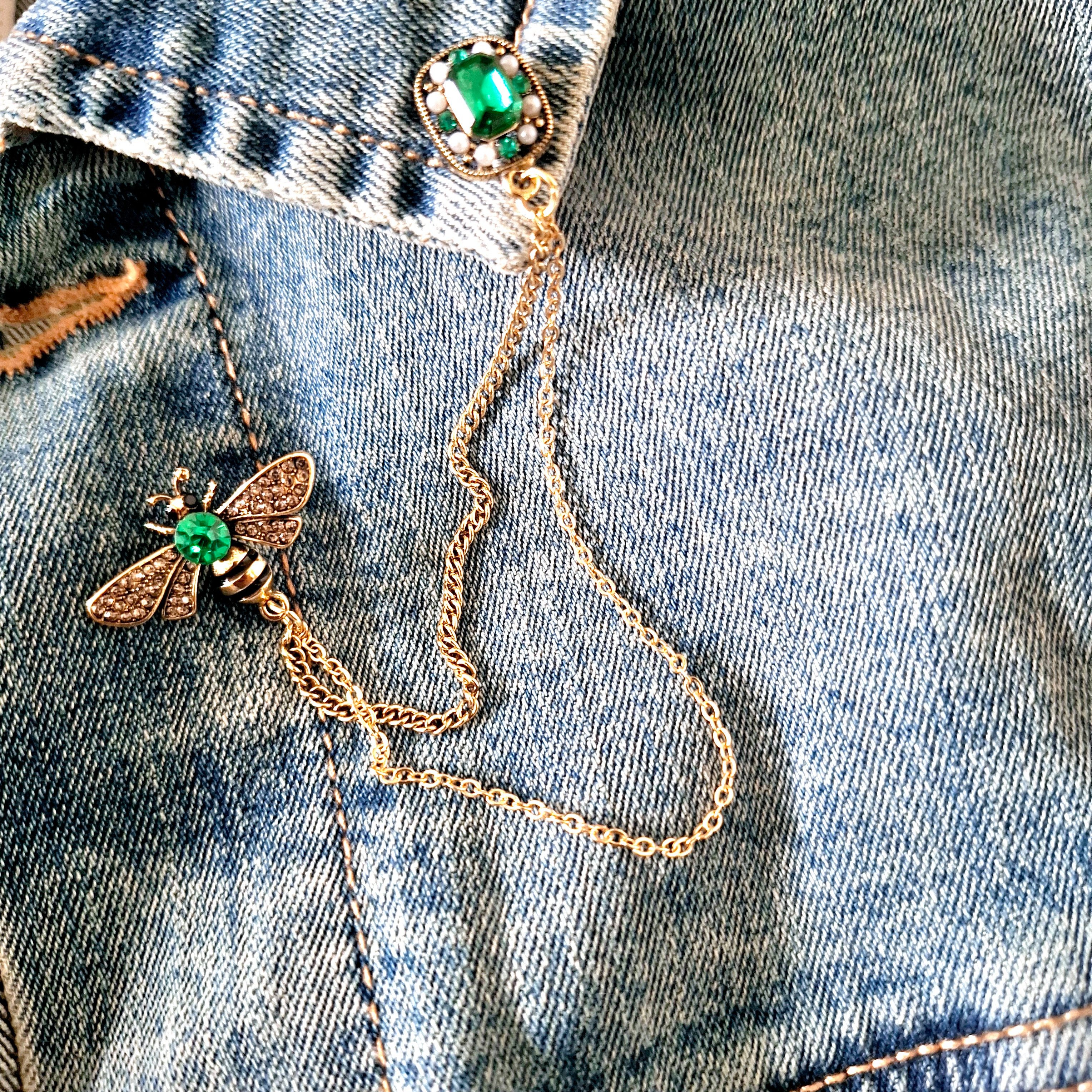 meytrade Brosche Pin Anstecknadel, Doppelbrosche, Biene mit Kette grün gold (1-tlg), Bienen Pin mit glänzenden Steinchen und Perlen für besondere Anlässe