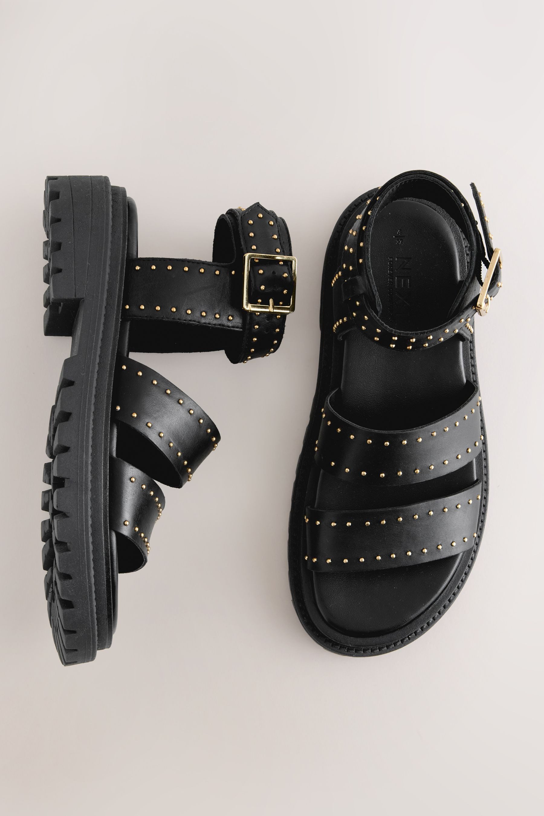 Next Forever Comfort® Klobige Sandaletten mit Nieten Keilsandalette