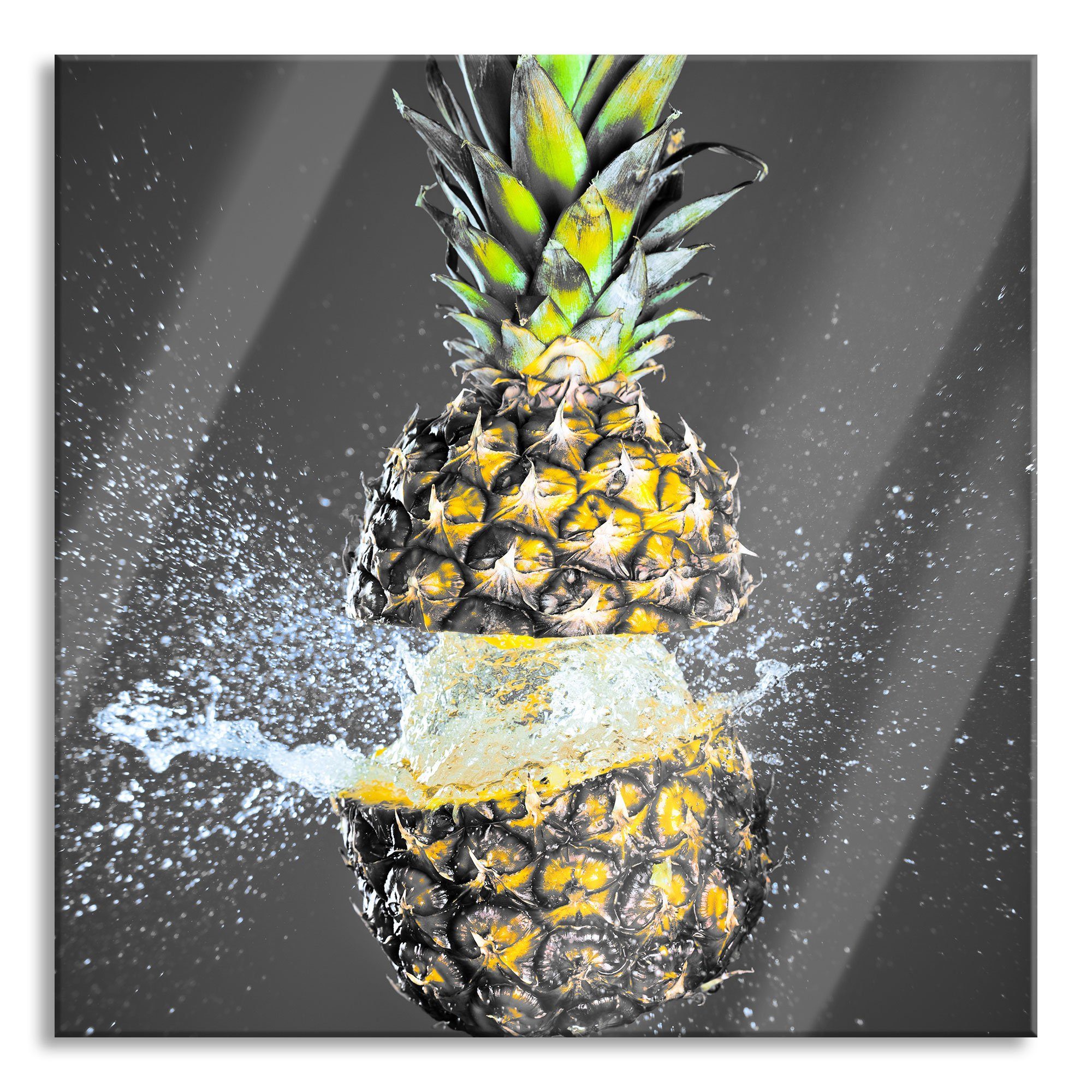 Glasbild Ananas mit Wasser bespritzt