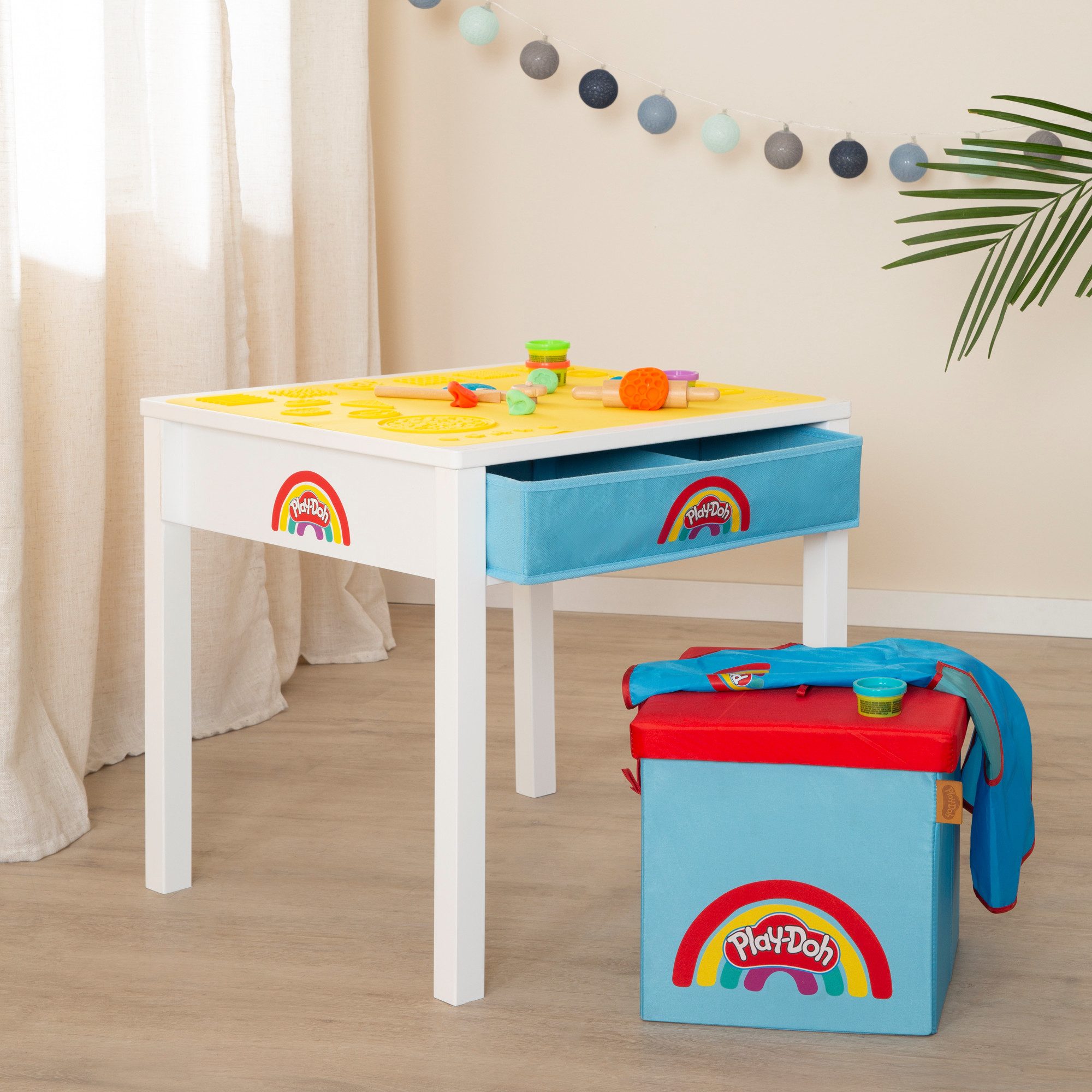 roba® Kindertisch roba x Play-Doh - Basteltisch aus Holz mit Hocker (Tisch, Hocker, Play-Doh Knete, Modelierwerkzeuge, Knetmatte, Schürze), Spielset aus FSC-zertifiziertem Holz - Perfektes Geschenk ab 3 Jahren
