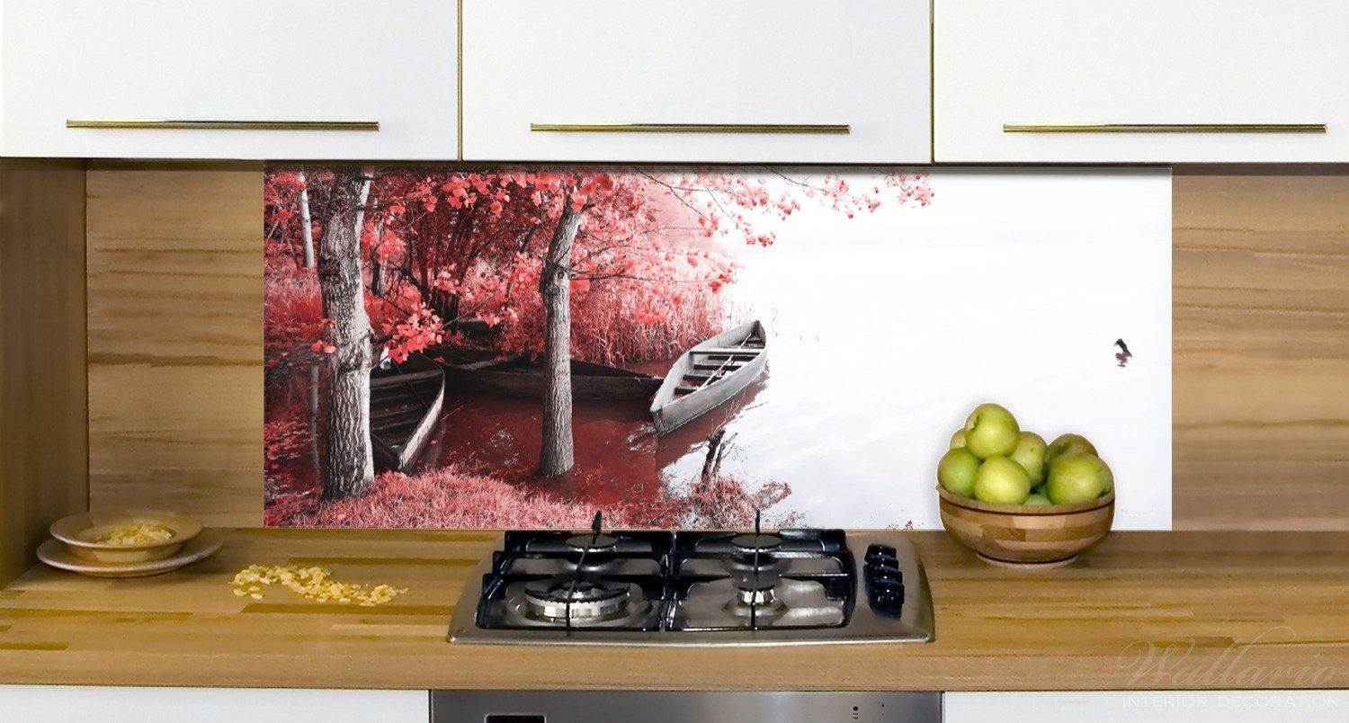 Wallario Küchenrückwand Romantische Bootsanlegestelle in rot-weiß, (1-tlg)