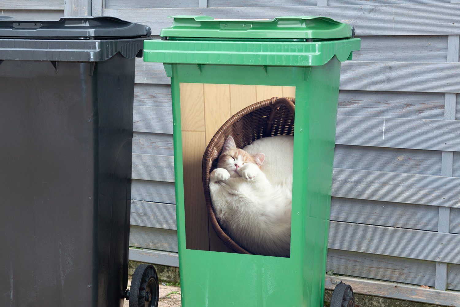 schläft Container, Mülltonne, Wandsticker Weiße St), Katze in MuchoWow Mülleimer-aufkleber, (1 einem Weidenkorb Abfalbehälter Sticker,
