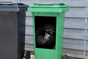 MuchoWow Wandsticker Schmetterling auf einem dünnen Zweig - schwarz und weiß (1 St), Mülleimer-aufkleber, Mülltonne, Sticker, Container, Abfalbehälter