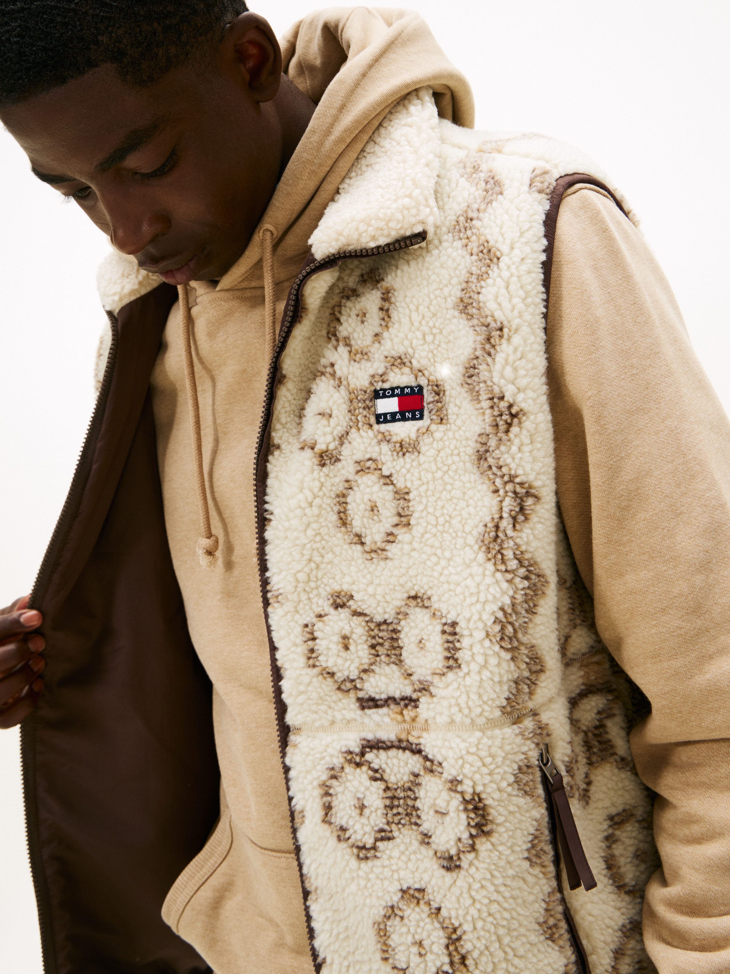 Tommy Jeans Fleeceweste TJM TEDDY AOP Stehkragen, normale Passform