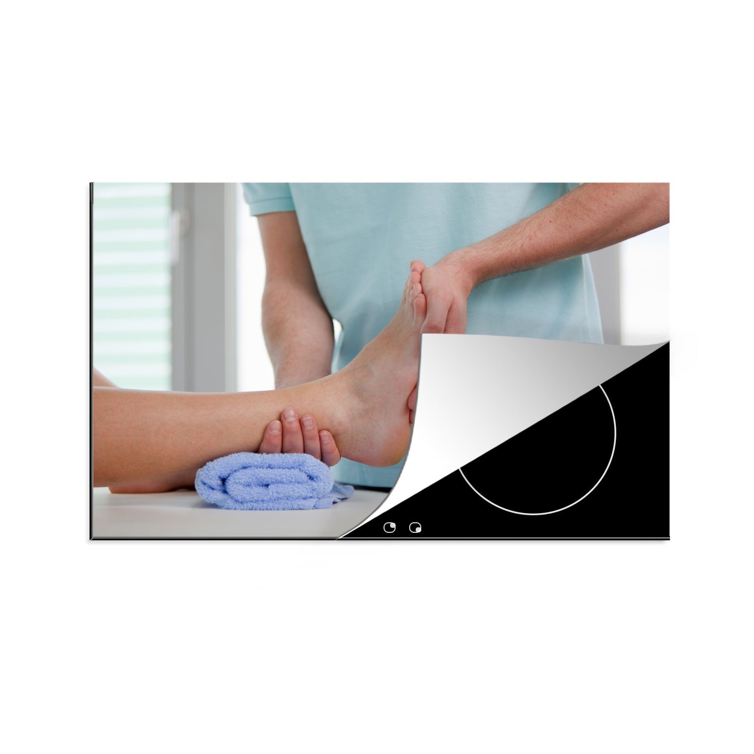 MuchoWow Herdblende-/Abdeckplatte Eine Physiotherapeutin untersucht den Fuß einer Frau, Vinyl, (1 tlg), 81x52 cm, Induktionskochfeld Schutz für die küche, Ceranfeldabdeckung