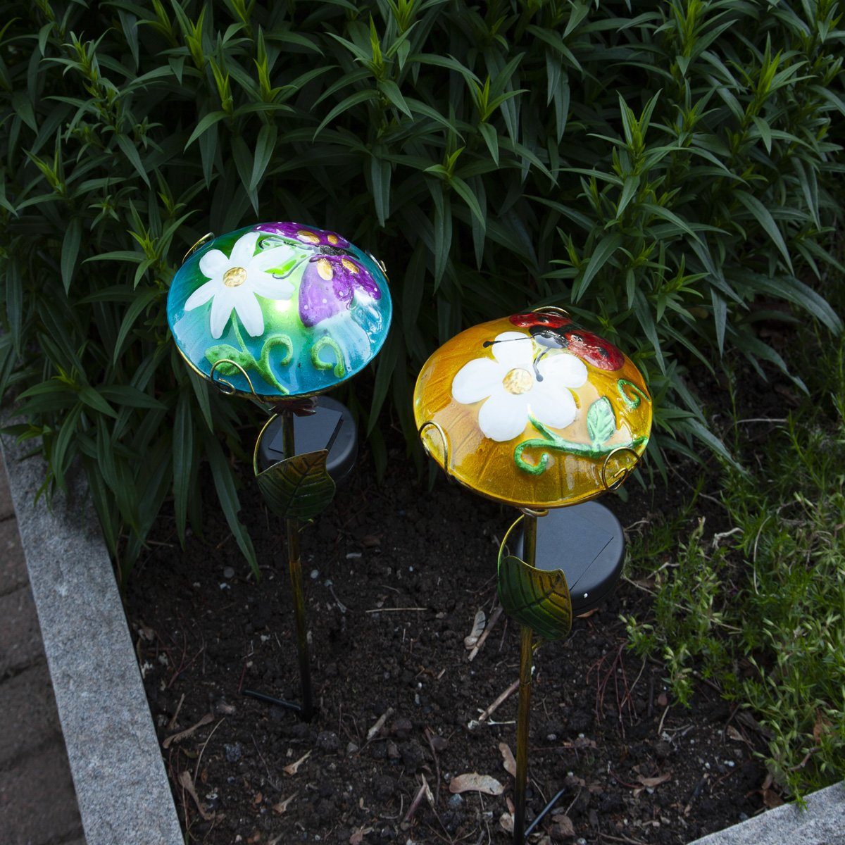 STAR TRADING LED Dekoobjekt LED Gartenleuchte Solarstab Glasschirm mit Schmetterling blau 44cm, LED Classic, kaltweiss (5300K bis 6000K)