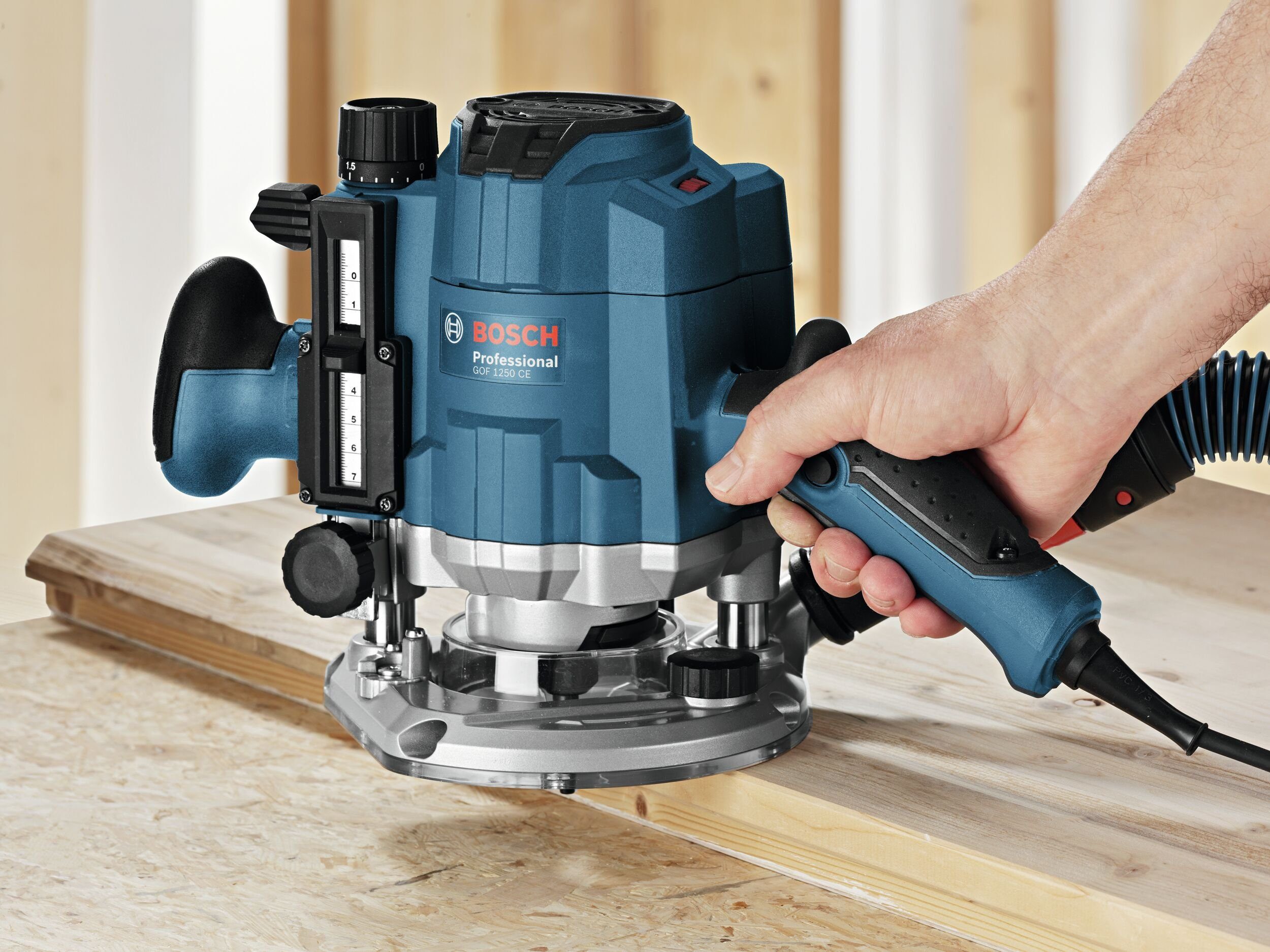 Bosch Professional Oberfräse GOF 1250 CE, Im Karton