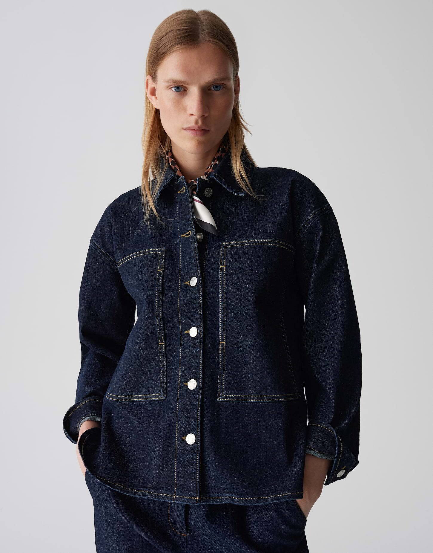 OPUS PANTS Jeansjacke JOKINA in rinse wash Schlitze in den Seiten, große Brusttasche, Passe im Rücken