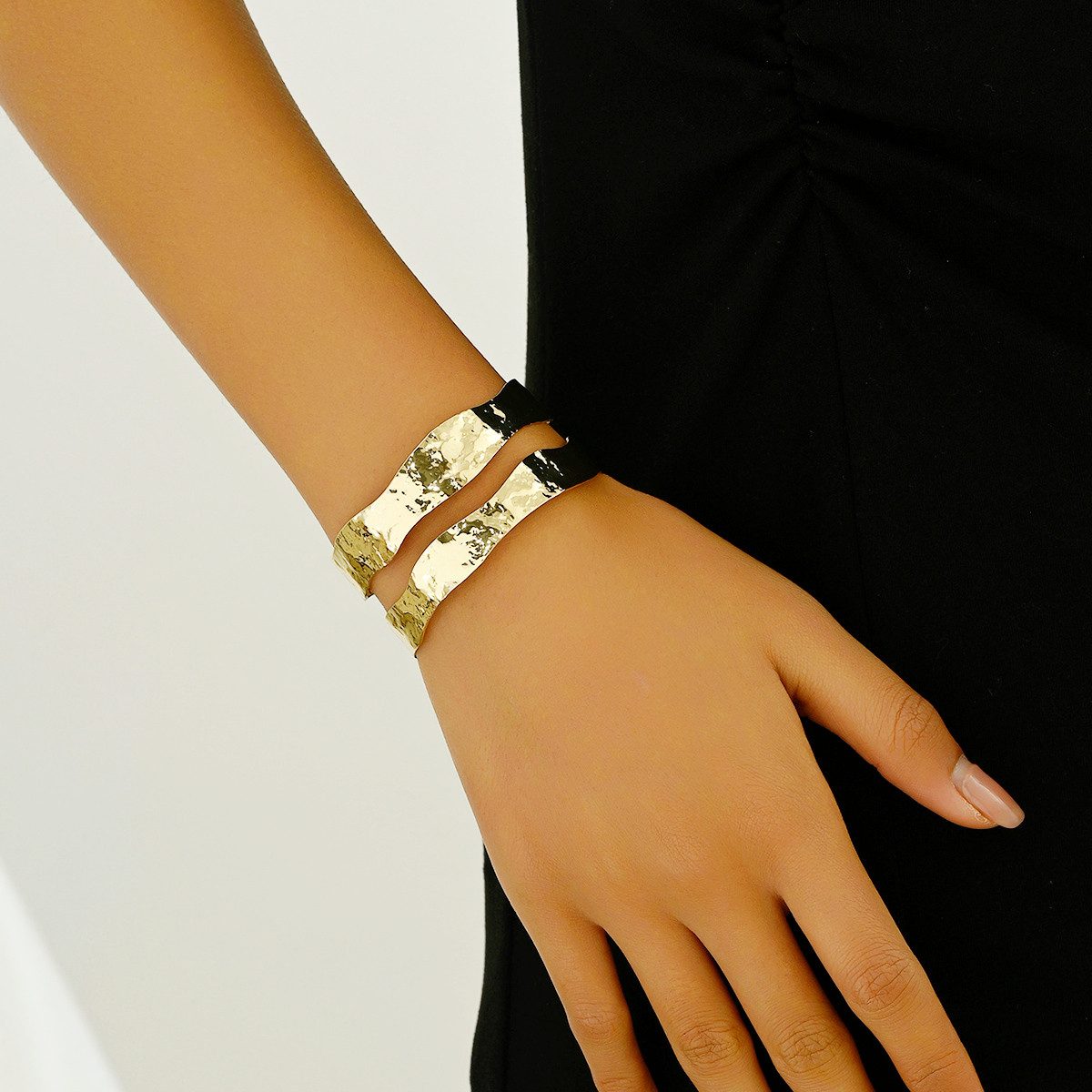 KARMA Armreif Damen Metall Gold gehämmert Armband Metallarmreif (1-tlg., Metallarmband Metallband), Damenarmreif modern Metallarmreif