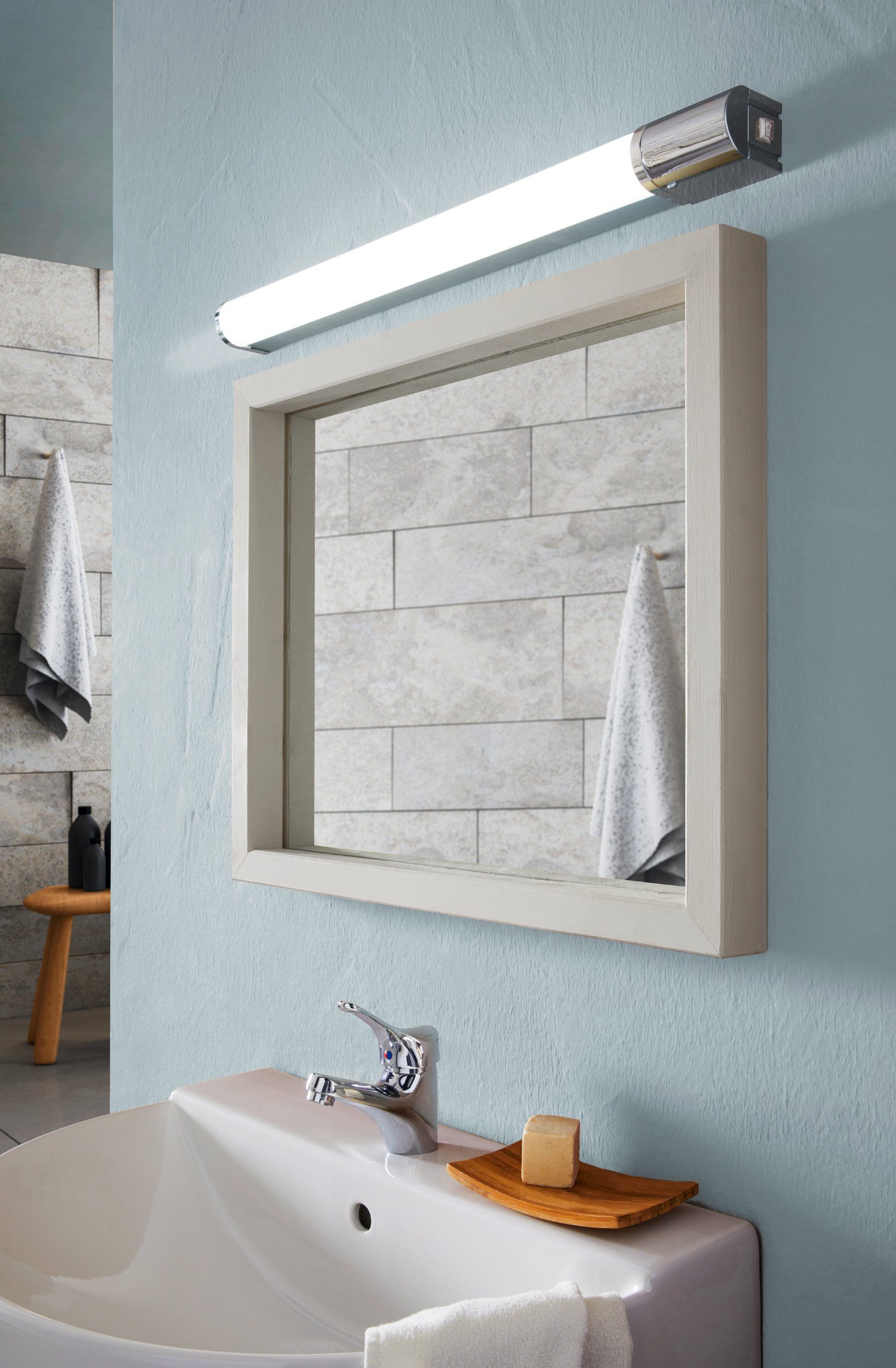 EGLO LED Spiegelleuchte Tragacete 1, Leuchtmittel inklusive, LED-Spiegelleuchte IP44 68cm 1850lm Neurtalweiß Silber I Tragacete 1