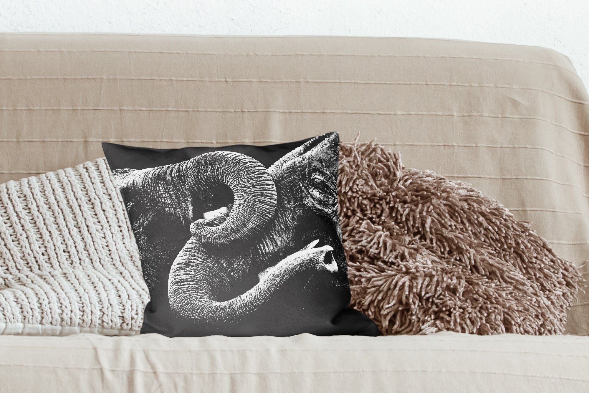 Sofakissen auf von Dekokissen Schwarz für Zierkissen Deko, und Füllung Wohzimmer, Weiß, Schlafzimmer, mit MuchoWow Umarmung schwarzem in Elefanten Hintergrund