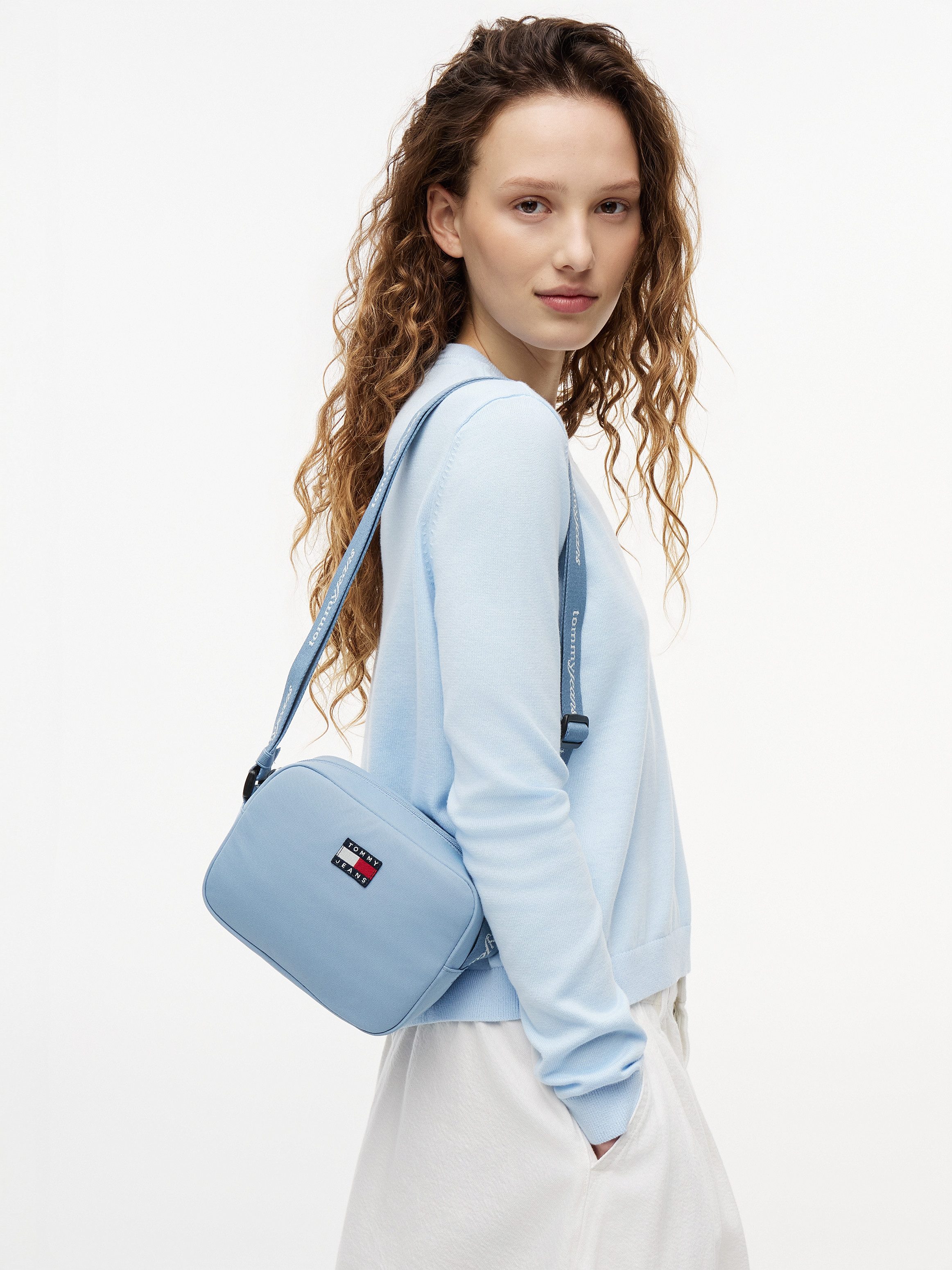 Tommy Jeans Umhängetasche TJW ESS DAILY CROSSOVER, Damen Schultertasche, Minibag mit Logo-Aufnäher