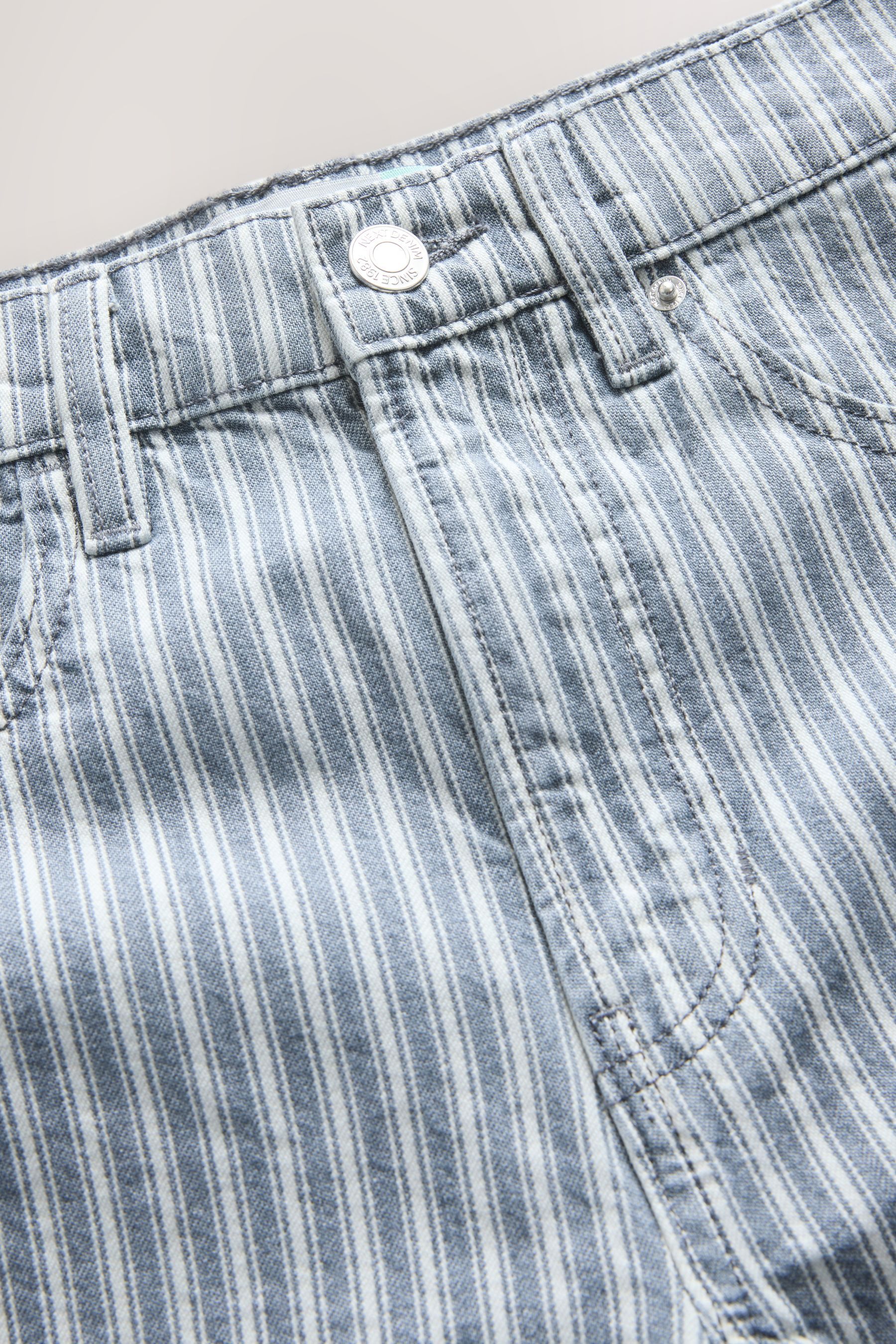 Next Mom-Jeans Gestufte Mom-Jeans mit Comfort-Stretch (1-tlg)