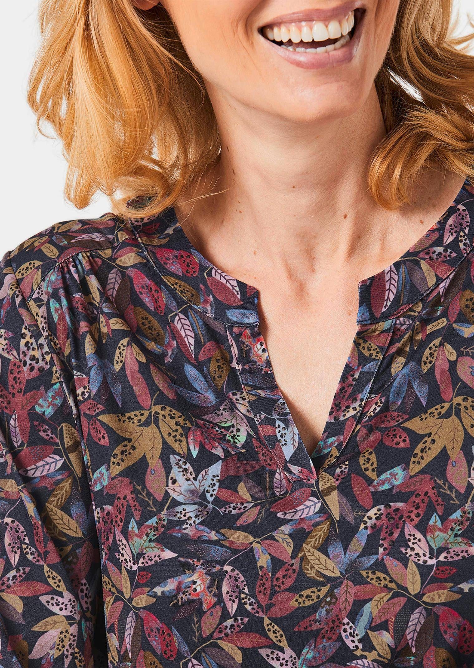 GOLDNER Kurzarmbluse Kurzgröße: Elegantes Blusenshirt mit V-Ausschnitt Schlupfbluse mit Allover-Print, Kräuselung und Langarm