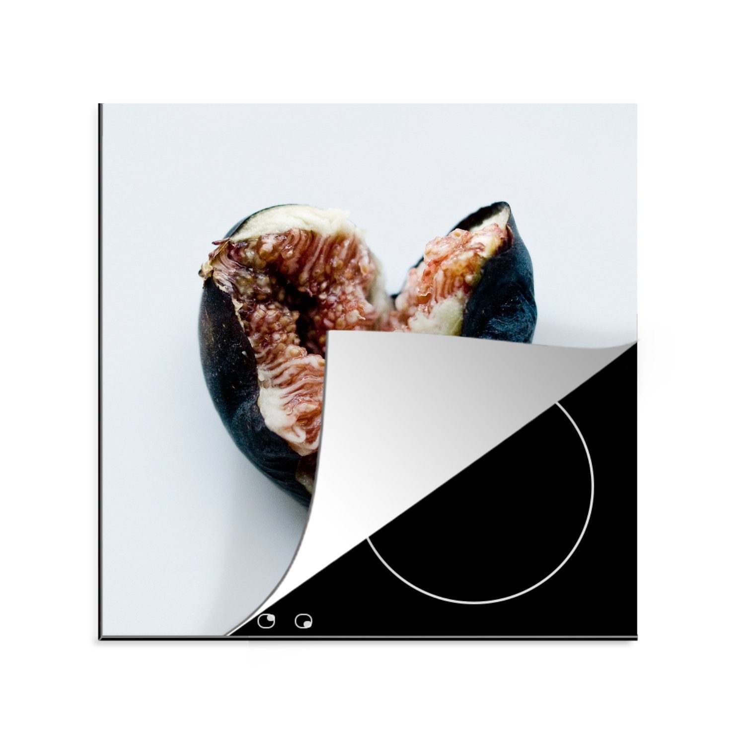 MuchoWow Herdblende-/Abdeckplatte Eine zerquetschte, aber schöne Feige auf einem weißen Hintergrund in, Vinyl, (1 tlg), 78x78 cm, Ceranfeldabdeckung, Arbeitsplatte für küche