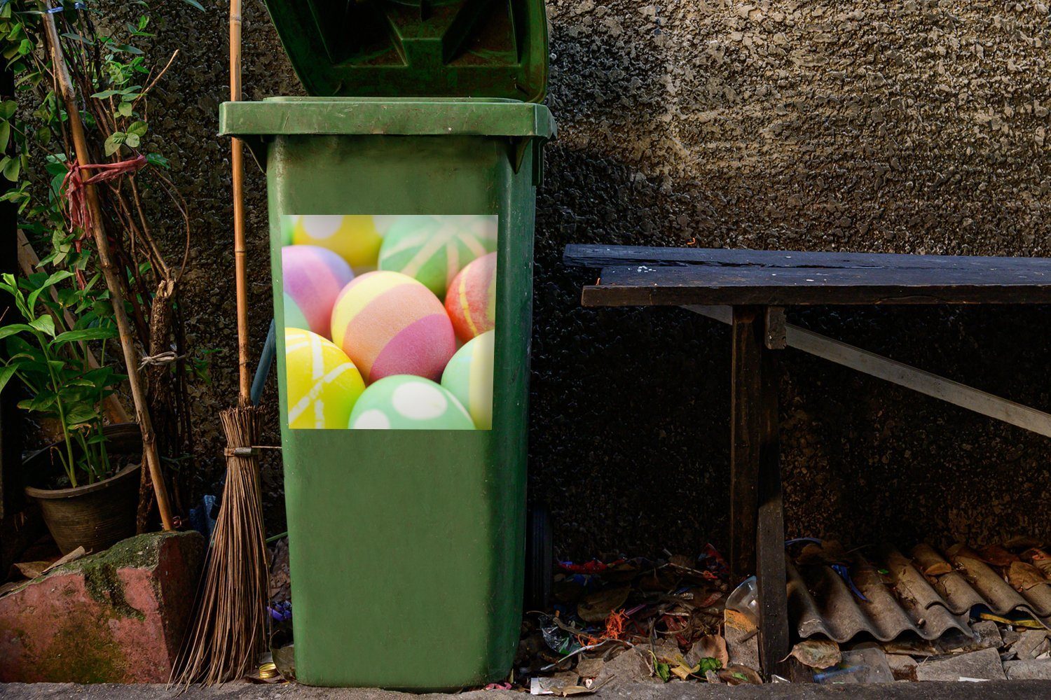 Mülleimer-aufkleber, St), MuchoWow Nahaufnahme zu der Wandsticker Mülltonne, Sticker, Eier Container, (1 bemalten Abfalbehälter Eine Ostern