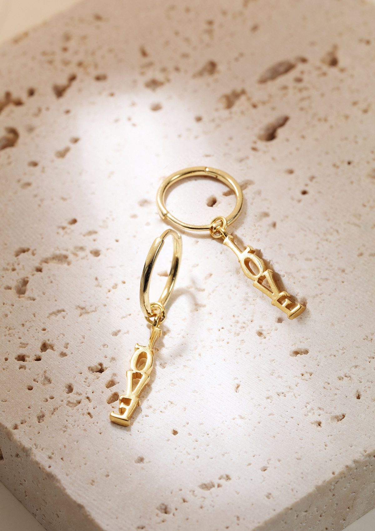 Hey Happiness Paar Ohrhänger Charms LOVE Buchstaben, 18K vergoldete 925 Silber Damen Creolen Ohrringe romantisch