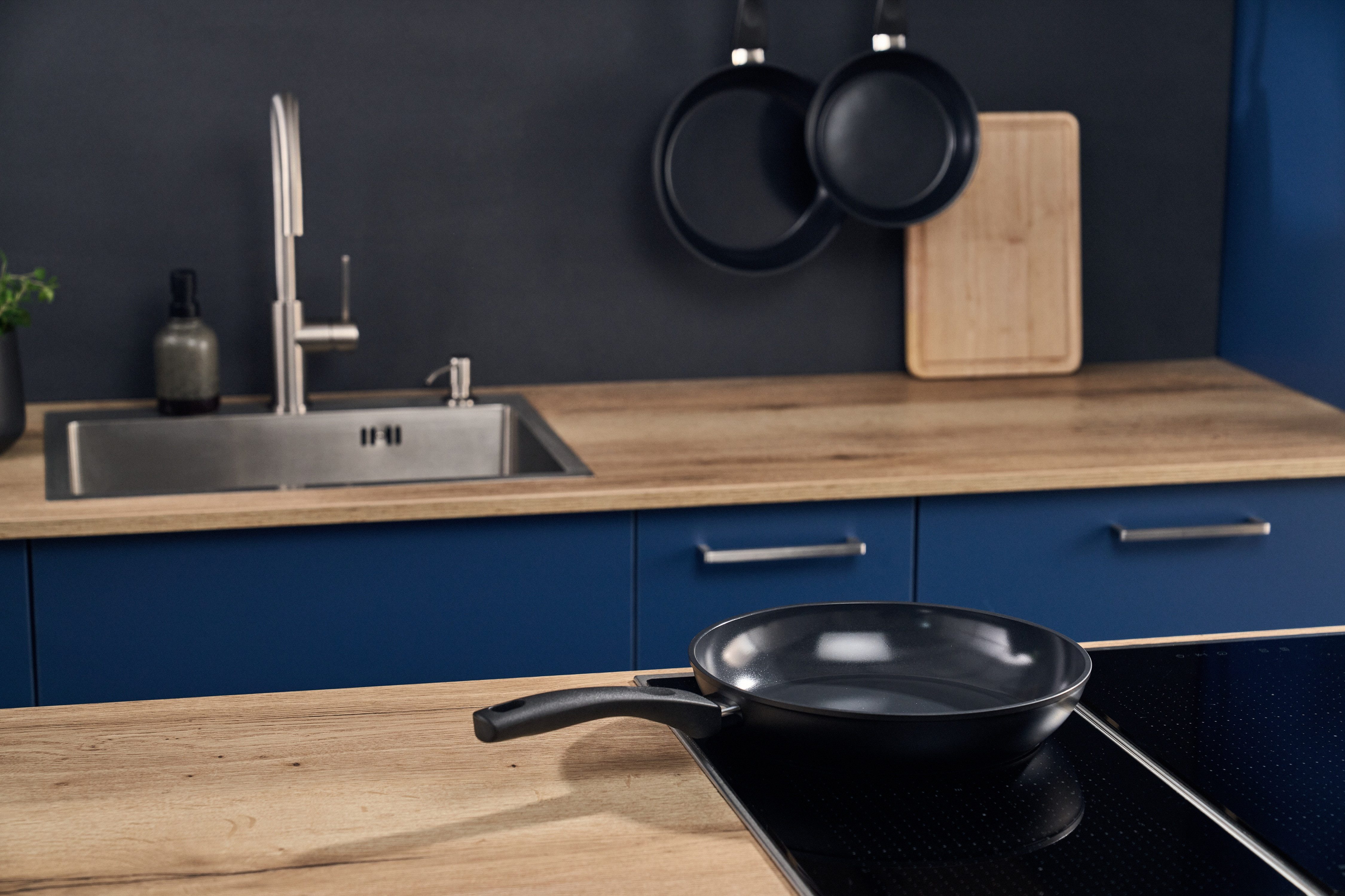 HENCKELS by ZWILLING Bratpfanne Sleek, Aluminium (1-tlg), Keramikbeschichtung, Soft-Touch-Griff, leicht, Induktionsgeeignet