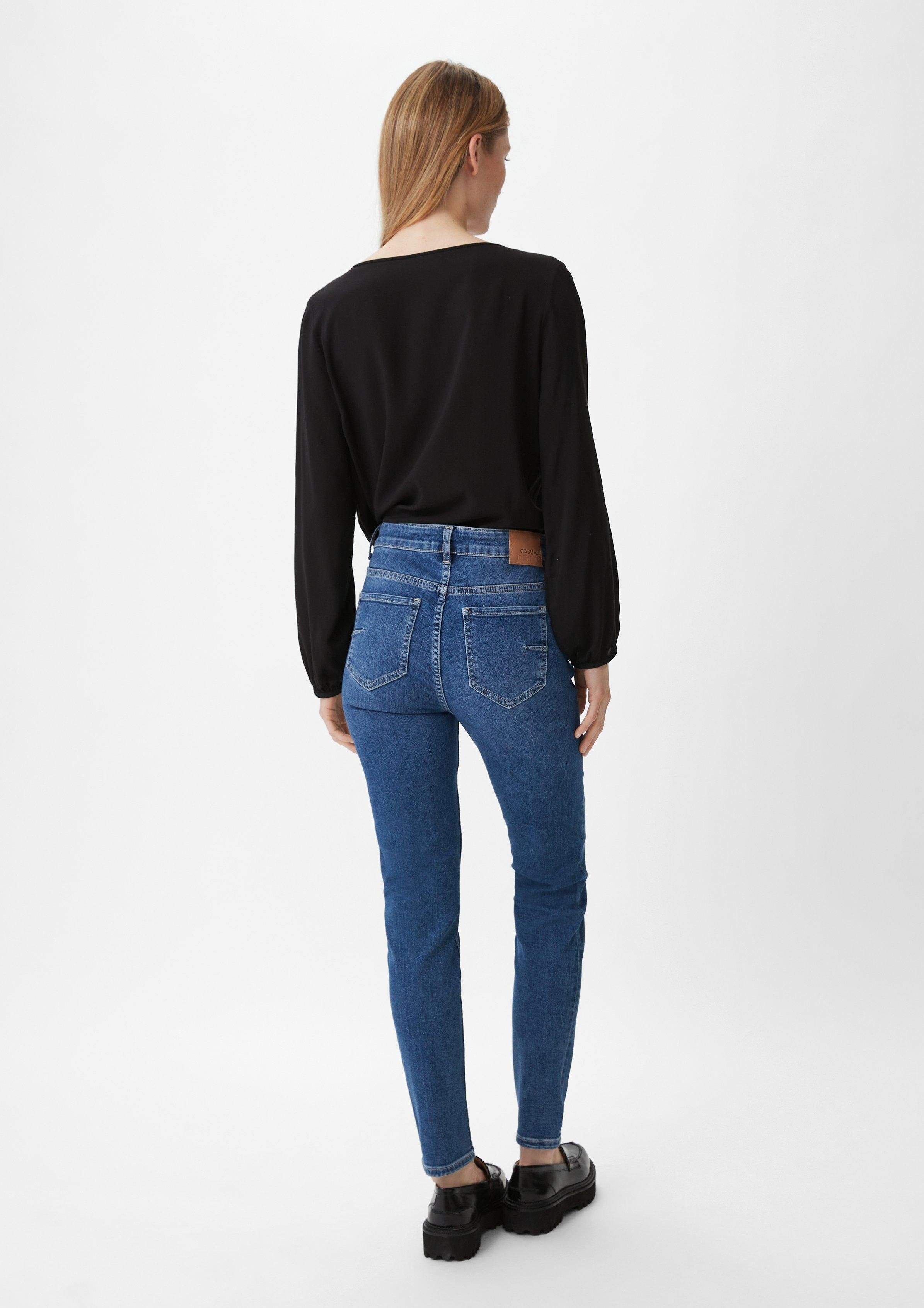5-Pocket-Jeans mit Leder-Patch identity casual comma Skinny: Waschung, Waschung Jeans