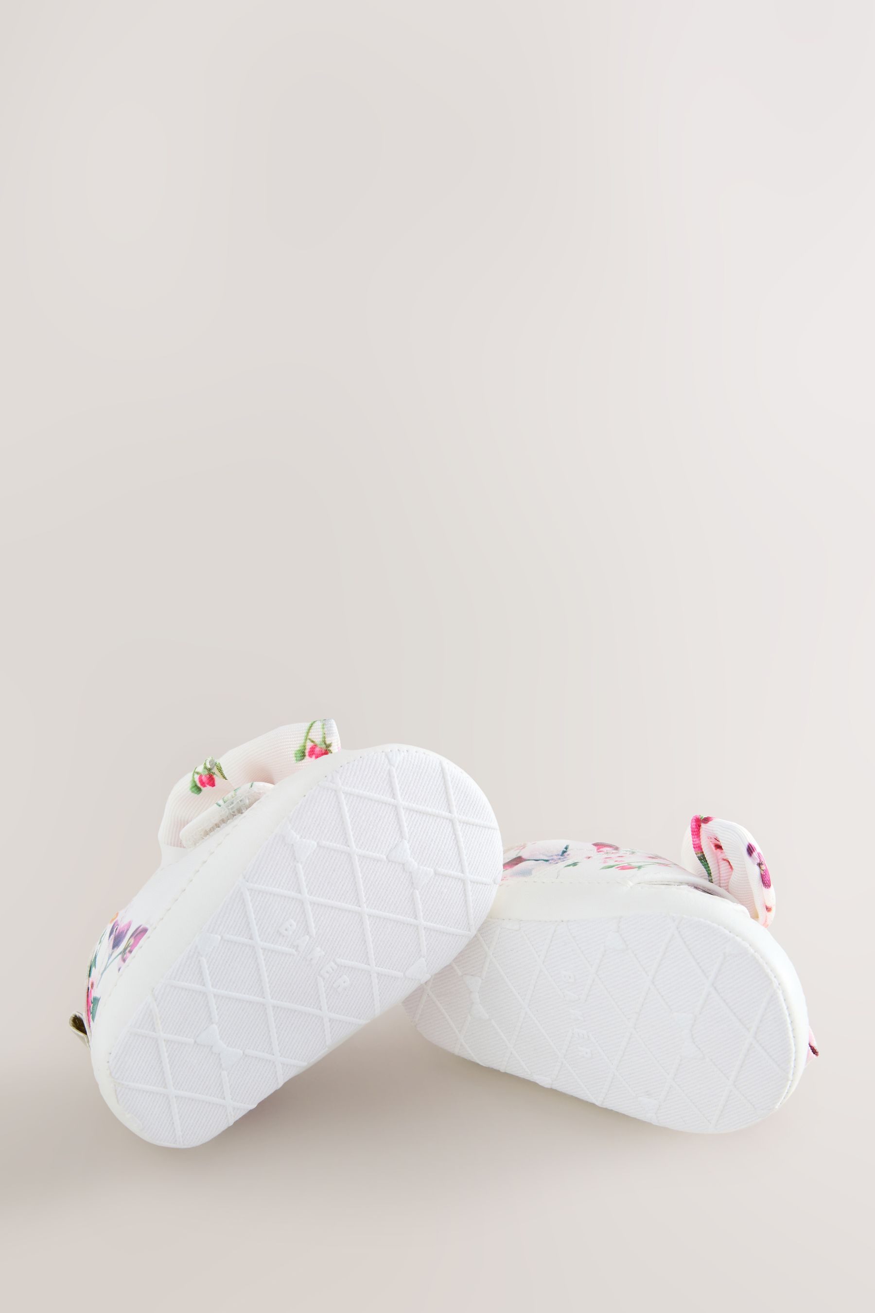 Baker by Ted Baker Baker by Ted Baker Babyschuhe mit Organzaschleife Sneaker – Bild 3 von 5