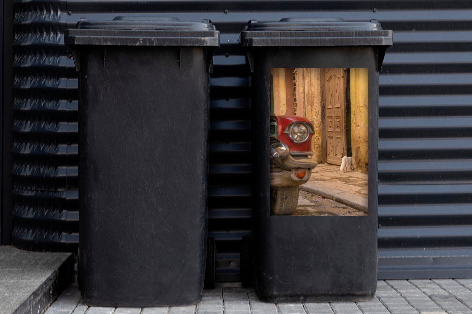 MuchoWow Wandsticker Ein kubanischer Oldtimer Sticker, einer Katze in auf Container, Abfalbehälter mit der Straße St), Mülleimer-aufkleber, Mülltonne, (1 Havanna