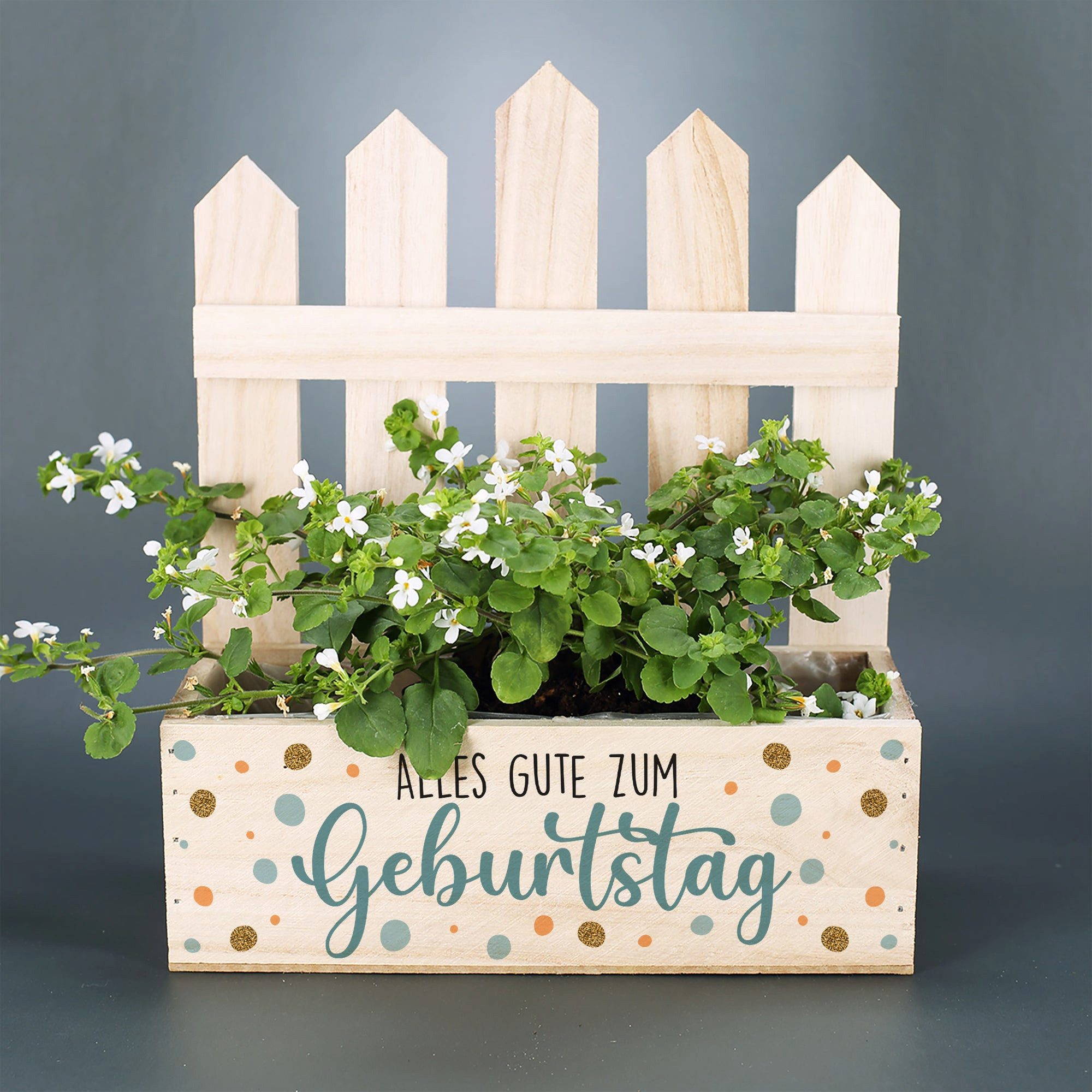 Herz & Heim Geschenkbox Präsentkorb Geburtstag - Holz Geschenkkorb Geburtstagsgeschenk, mit Zaun Element, 23 x 27 x 10,5 cm (B/H/T)