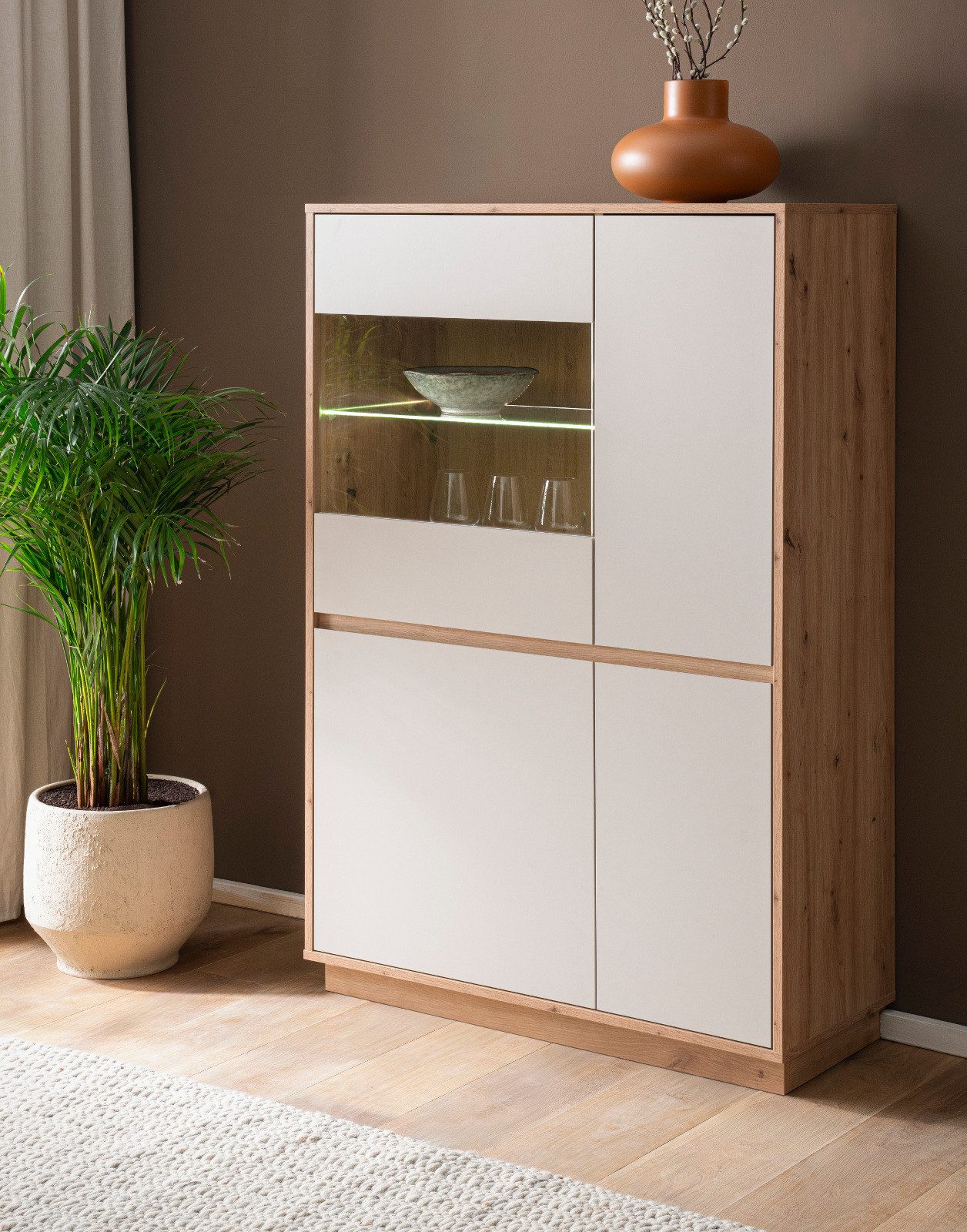 Furn.Design Highboard Kiruma (Vitrine in Kaschmir / Sand und Artisan Eiche, 4-türig, 75 x 144 cm), mit Soft-Close-Funktion
