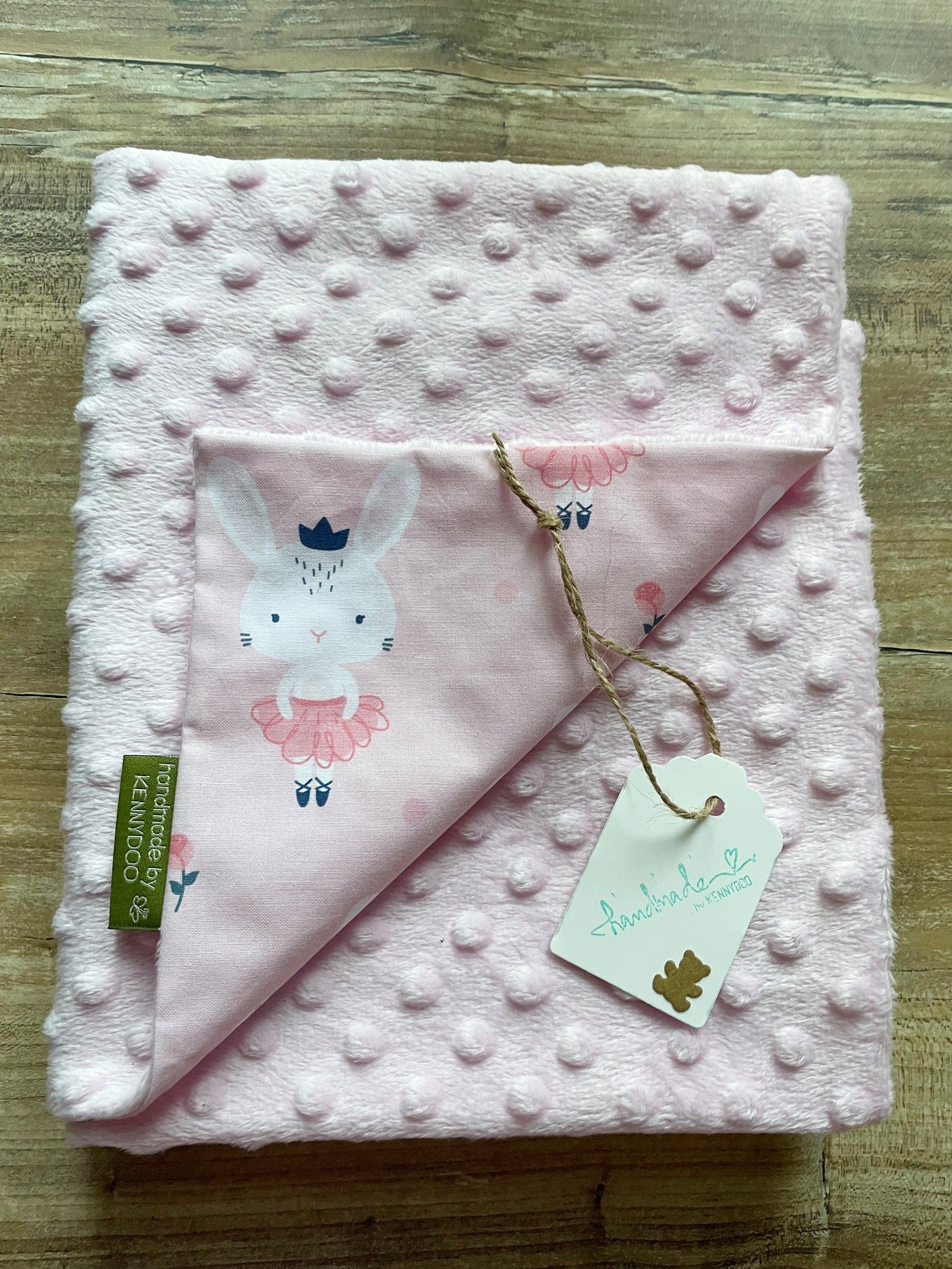kennydoo Erstausstattungspaket Baby Erstausstattung Set Hasenmädchen (5 teilig) Baby Decke, Hose, Knoten-Mütze, Halstuch, Body, Handmade in DE
