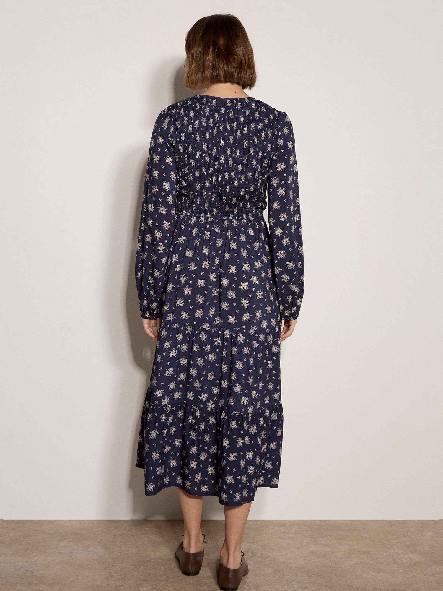Apricot Midikleid Smokkkleid in mittlerer Länge mit Blumenmuster – Bild 3 von 5