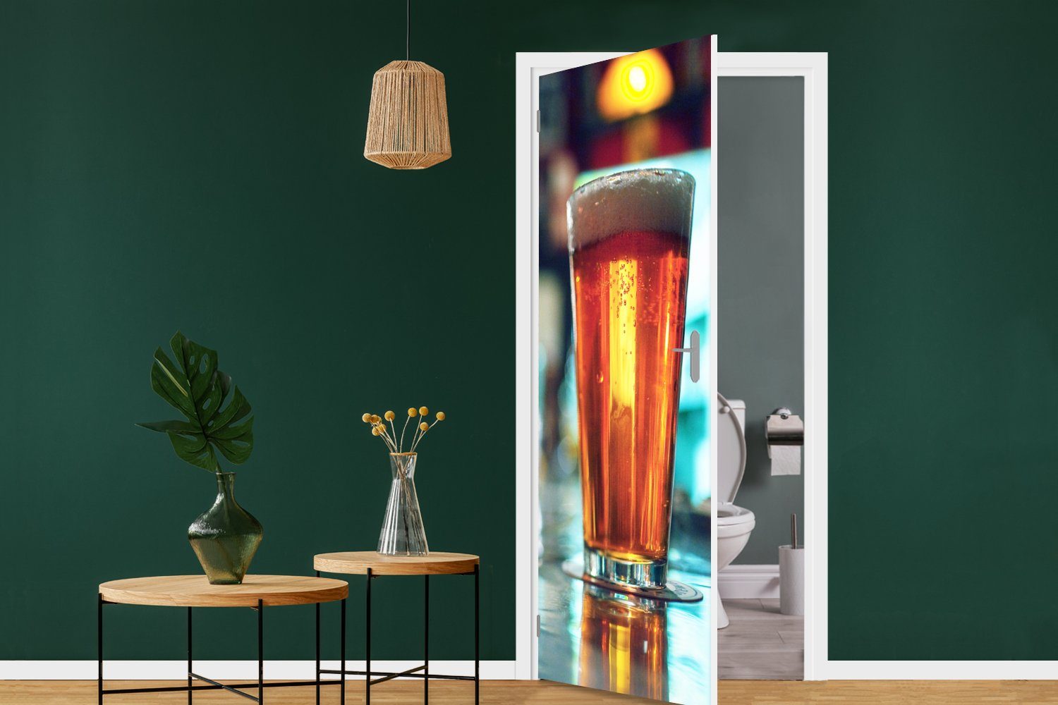 für Tür, cm Türaufkleber, Glas MuchoWow Matt, bedruckt, der St), auf Theke, 75x205 Bier Türtapete Ein (1 Fototapete