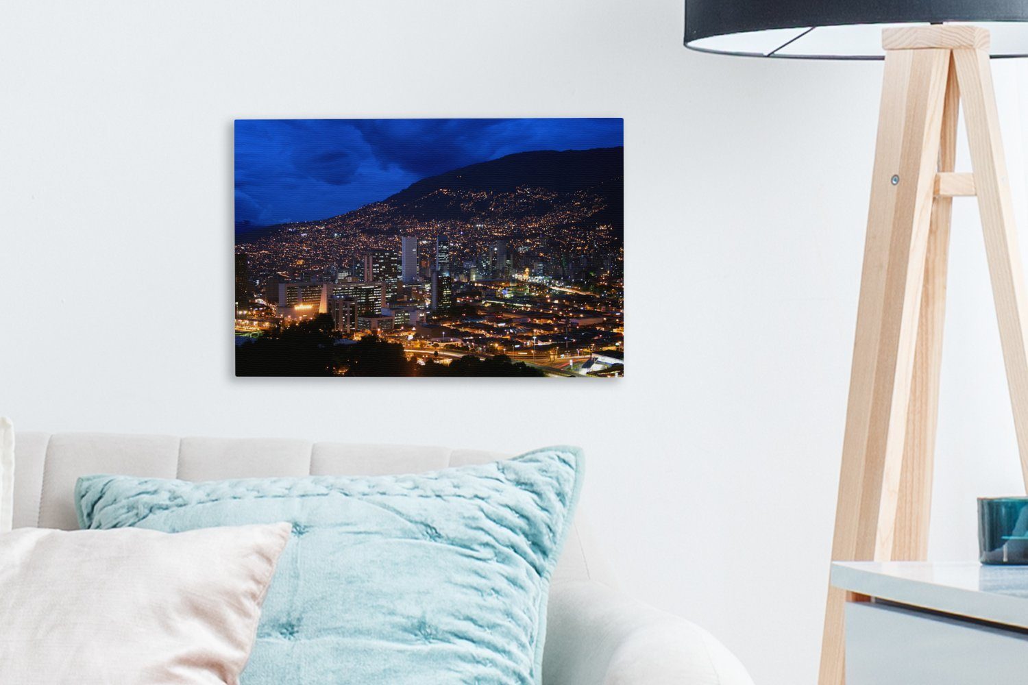 OneMillionCanvasses® Medellín Wandbild St), Dämmerung Nutibara-Hügel, Aufhängefertig, 30x20 der in cm Wanddeko, Leinwandbild Leinwandbilder, dem Stadt (1 hinter