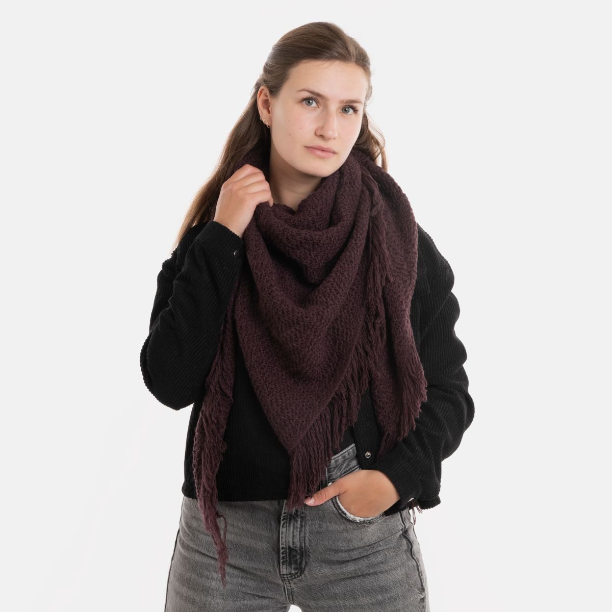 Knit Factory Strickschal Amber Dreiecksschal Midnight Plum, (1-St), Schal Halstuch Dreiecksschal Tuch Strickmode