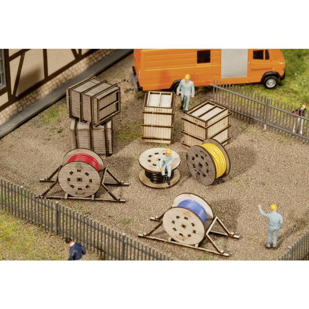 Modelleisenbahn-Fertiggelände H0 Transportkisten und Leitungsrollen