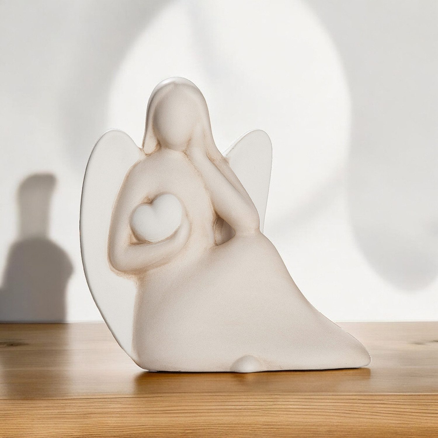 GILDE Engelfigur Engel "Gabi" mit Herz (1 St), Europäische Handarbeit aus Keramik, Engel Weihnachten
