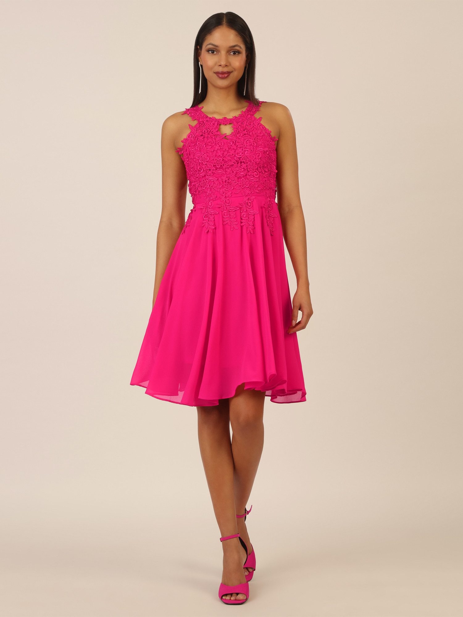 Apart Cocktailkleid aus einer Plastischen Spitze günstig online kaufen