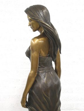 Bronzeskulpturen Skulptur Bronzefigur Frau Emily stehend im Sommerkleid Braun