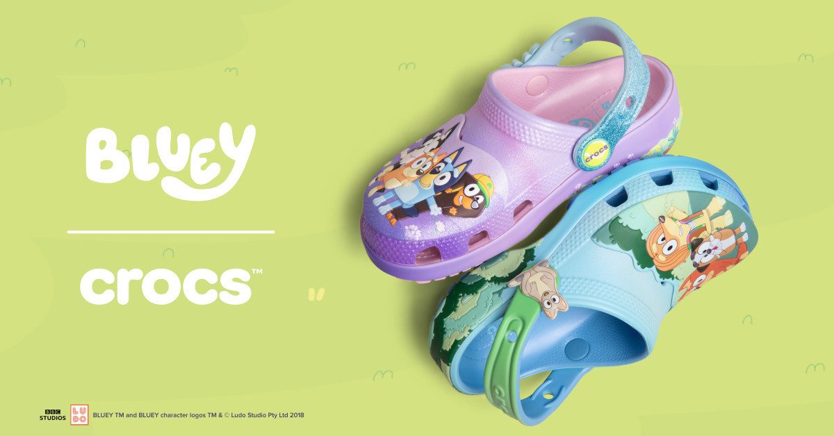 Crocs Bluey Multi Classic Clog Sommerschuh, Hausschuh, Strandschuh mit süßen Tiermotiven