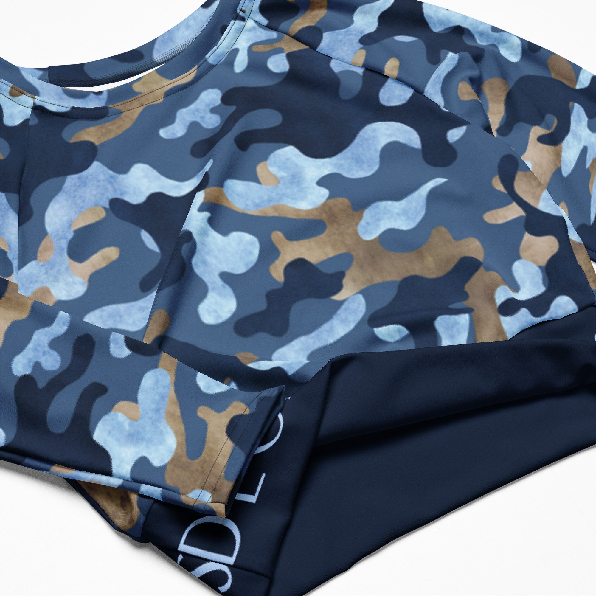 DECALVIBES Crop-Top Crop Top mit langen Ärmeln Ultimate Blue Camouflage UPF 50+, lange Raglanärmel, Crop-Schnitt, recyceltes Material